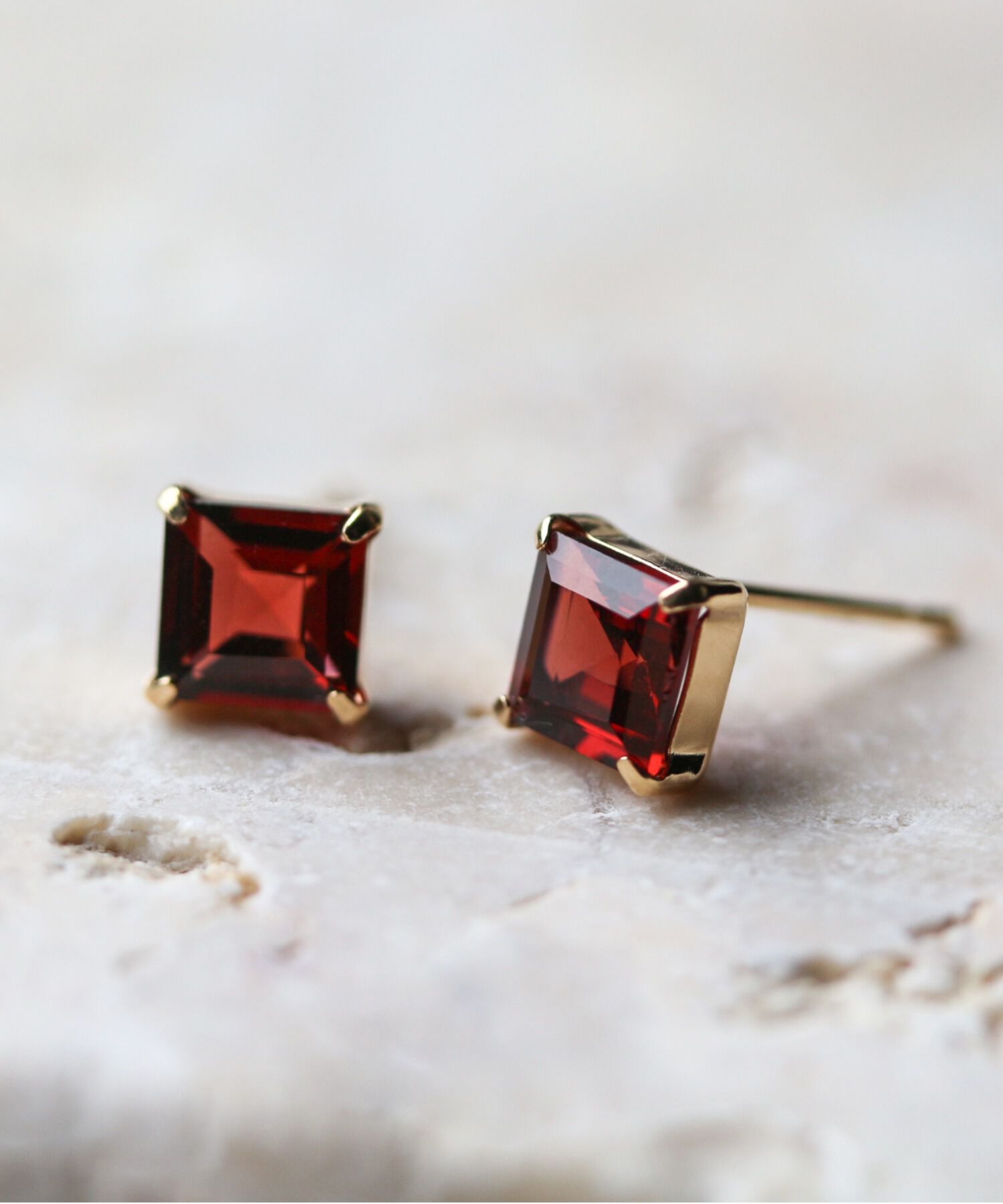  「ガーネット ピアス | K18」|ピアス|レッド