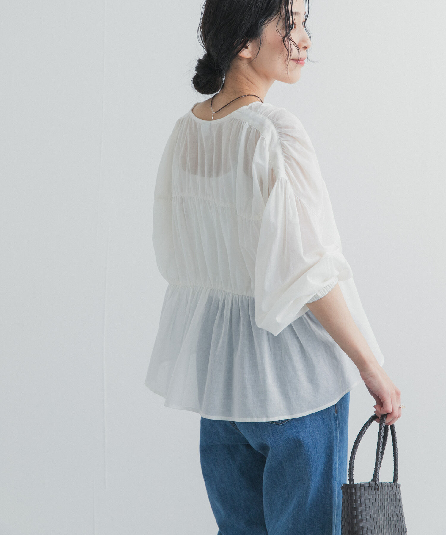 URBAN RESEARCH DOORS「『UR TECH』コットンギャザーVネックブラウス」|シャツ・ブラウス|