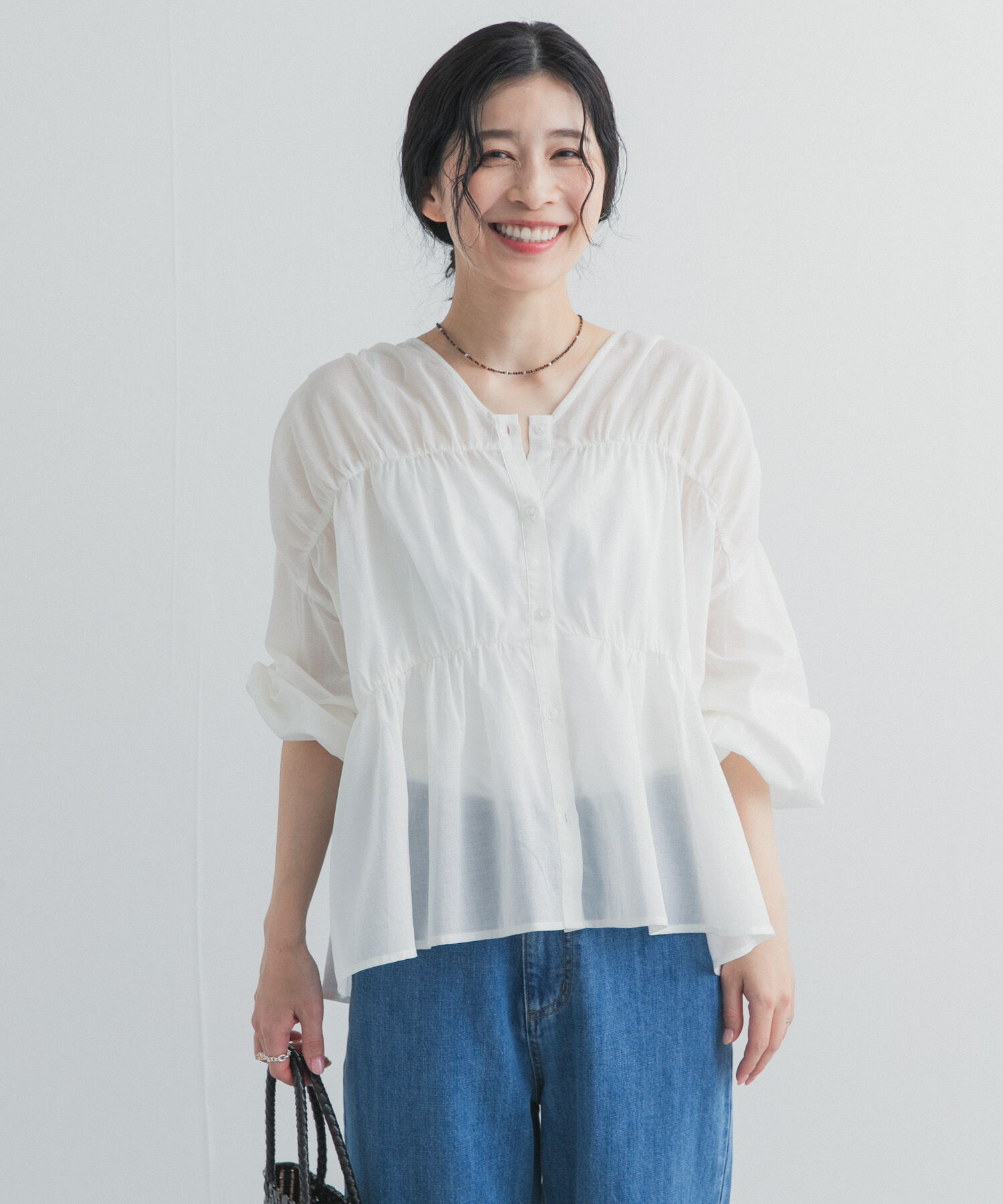 URBAN RESEARCH DOORS「『UR TECH』コットンギャザーVネックブラウス」|シャツ・ブラウス|