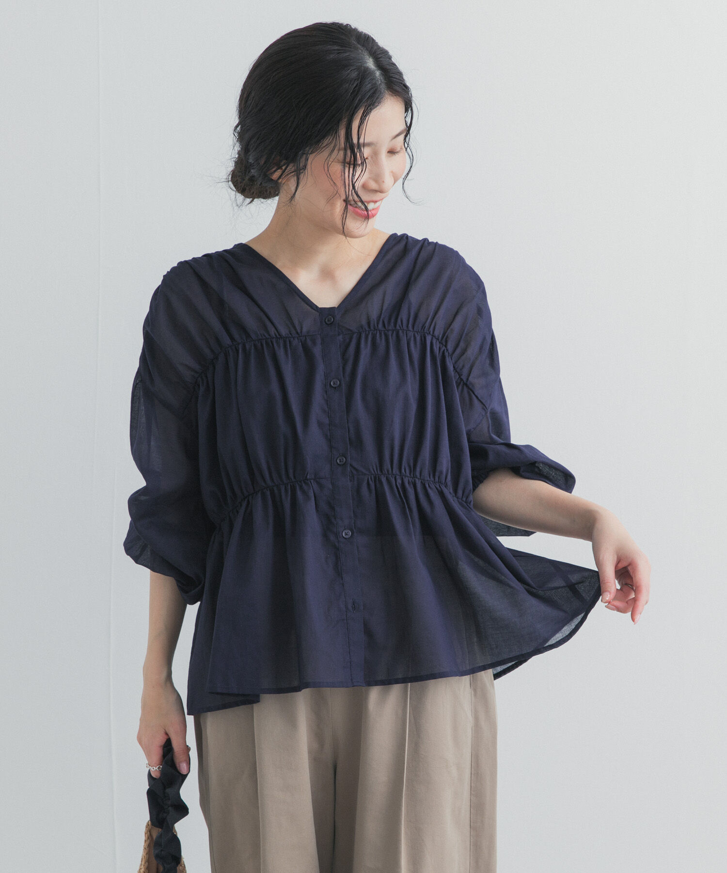 URBAN RESEARCH DOORS「『UR TECH』コットンギャザーVネックブラウス」|シャツ・ブラウス|