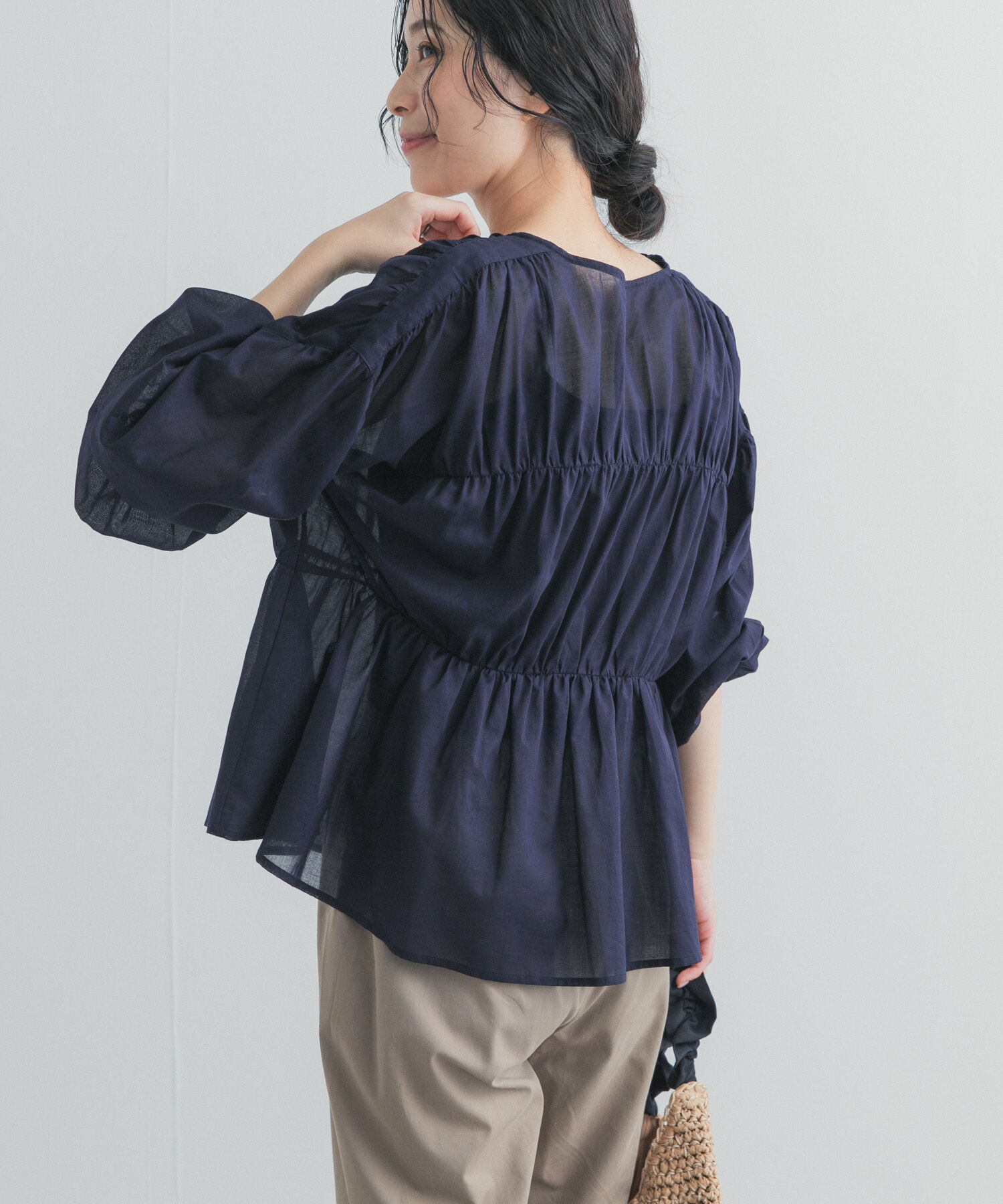 URBAN RESEARCH DOORS「『UR TECH』コットンギャザーVネックブラウス」|シャツ・ブラウス|