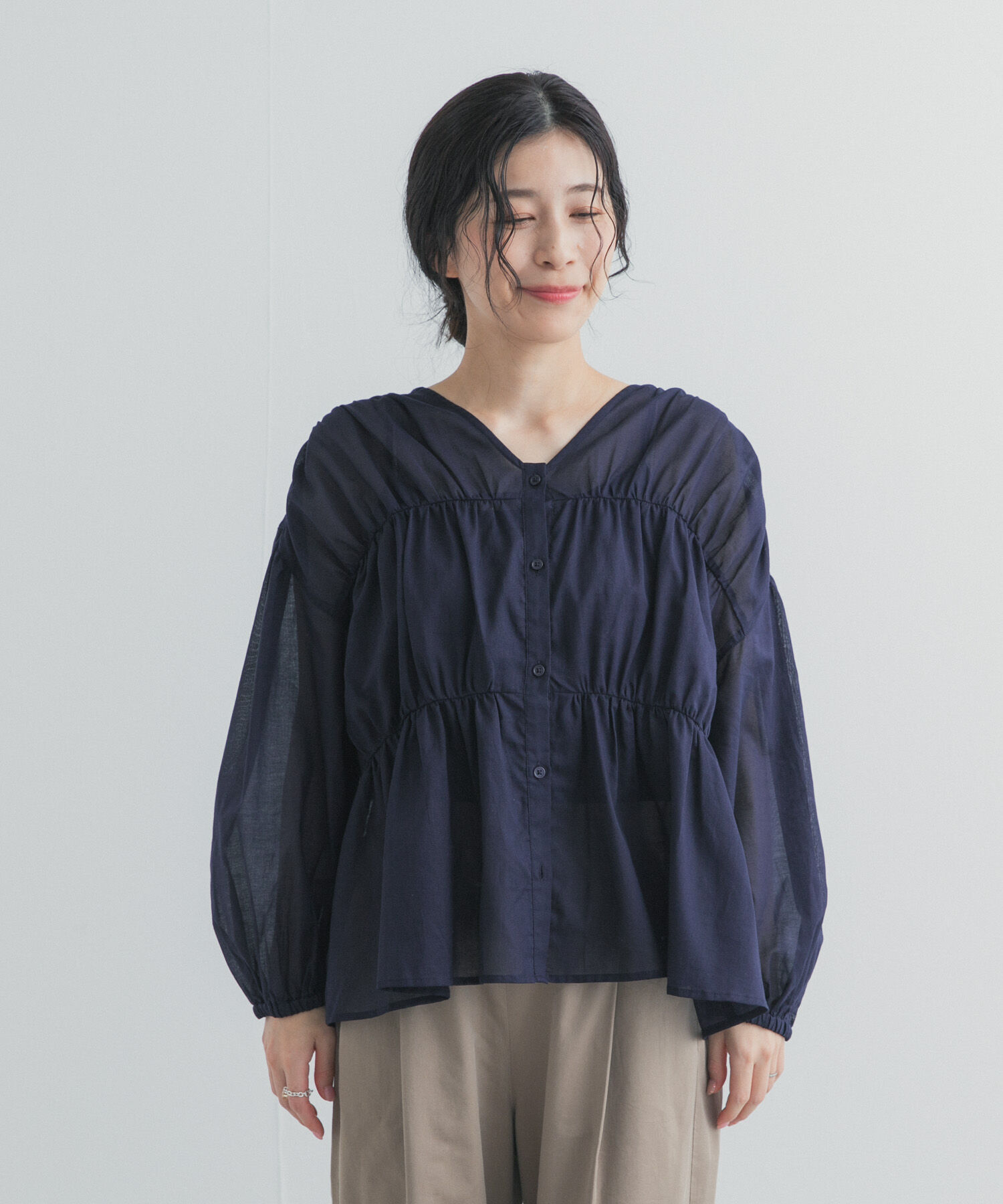 URBAN RESEARCH DOORS「『UR TECH』コットンギャザーVネックブラウス」|シャツ・ブラウス|