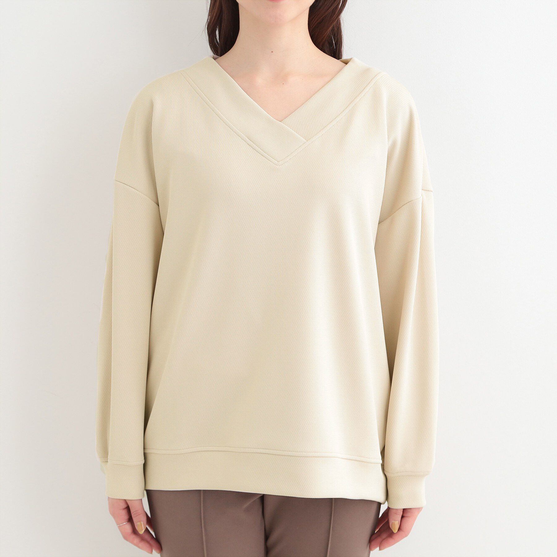 SHOO･LA･RUE「【洗濯機可】インせずすっきり見え　優しい雰囲気のVネックトップス」|Tシャツ・カットソー|