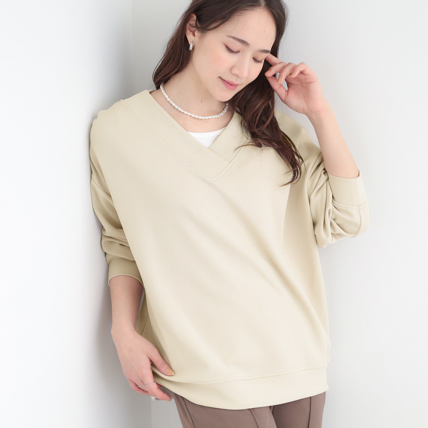 SHOO･LA･RUE「【洗濯機可】インせずすっきり見え　優しい雰囲気のVネックトップス」|Tシャツ・カットソー|ライトベージュ(05