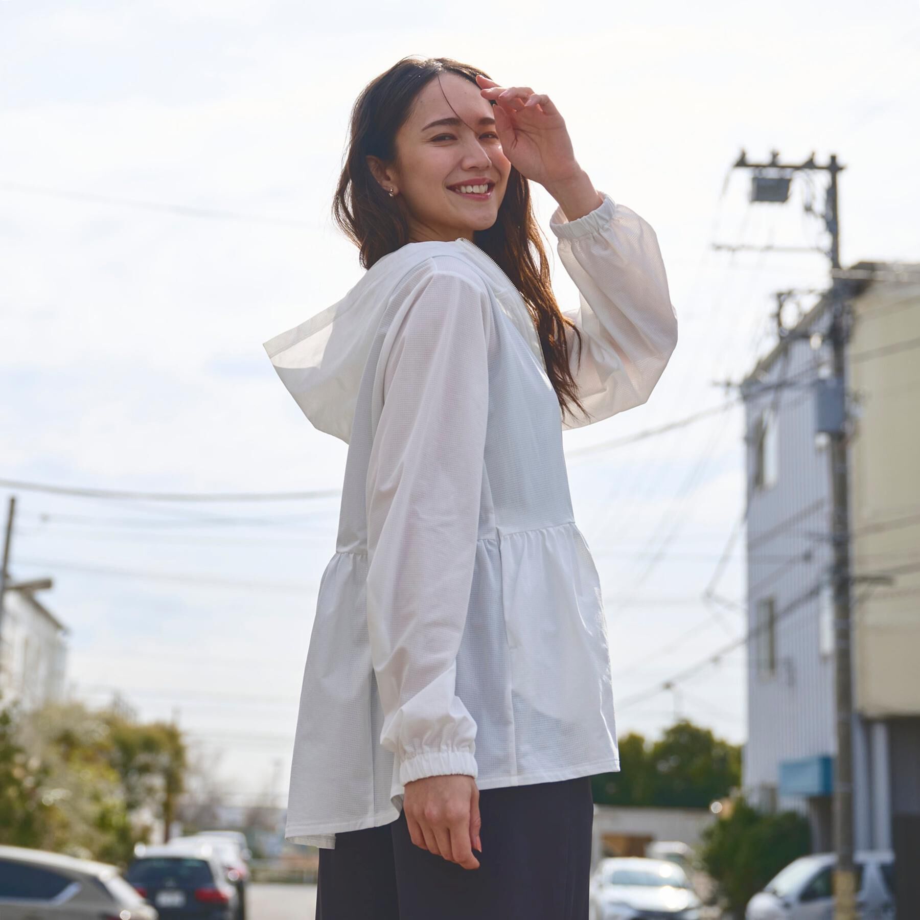 SHOO･LA･RUE「【ひんやり/S-LL/体型カバー】ペプラムフリルとゴールドパーツが女性らしい UVパーカ」|ブルゾン・スタジャン|