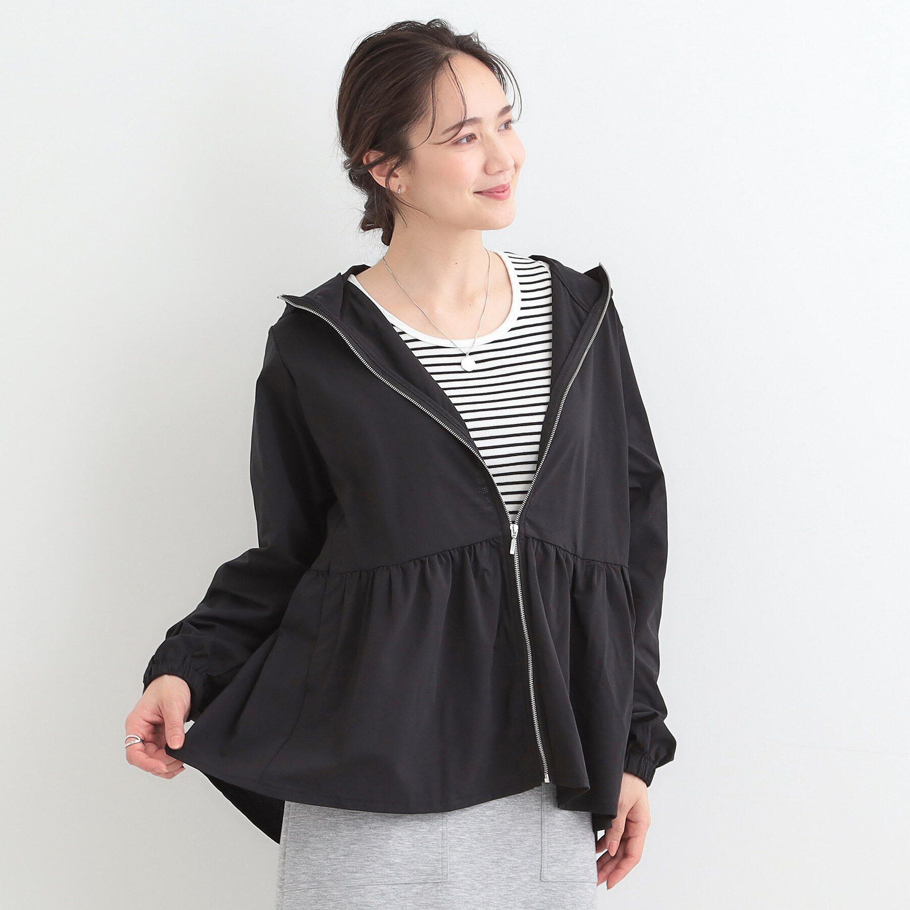 SHOO･LA･RUE「【ひんやり/S-LL/体型カバー】ペプラムフリルとゴールドパーツが女性らしい UVパーカ」|ブルゾン・スタジャン|