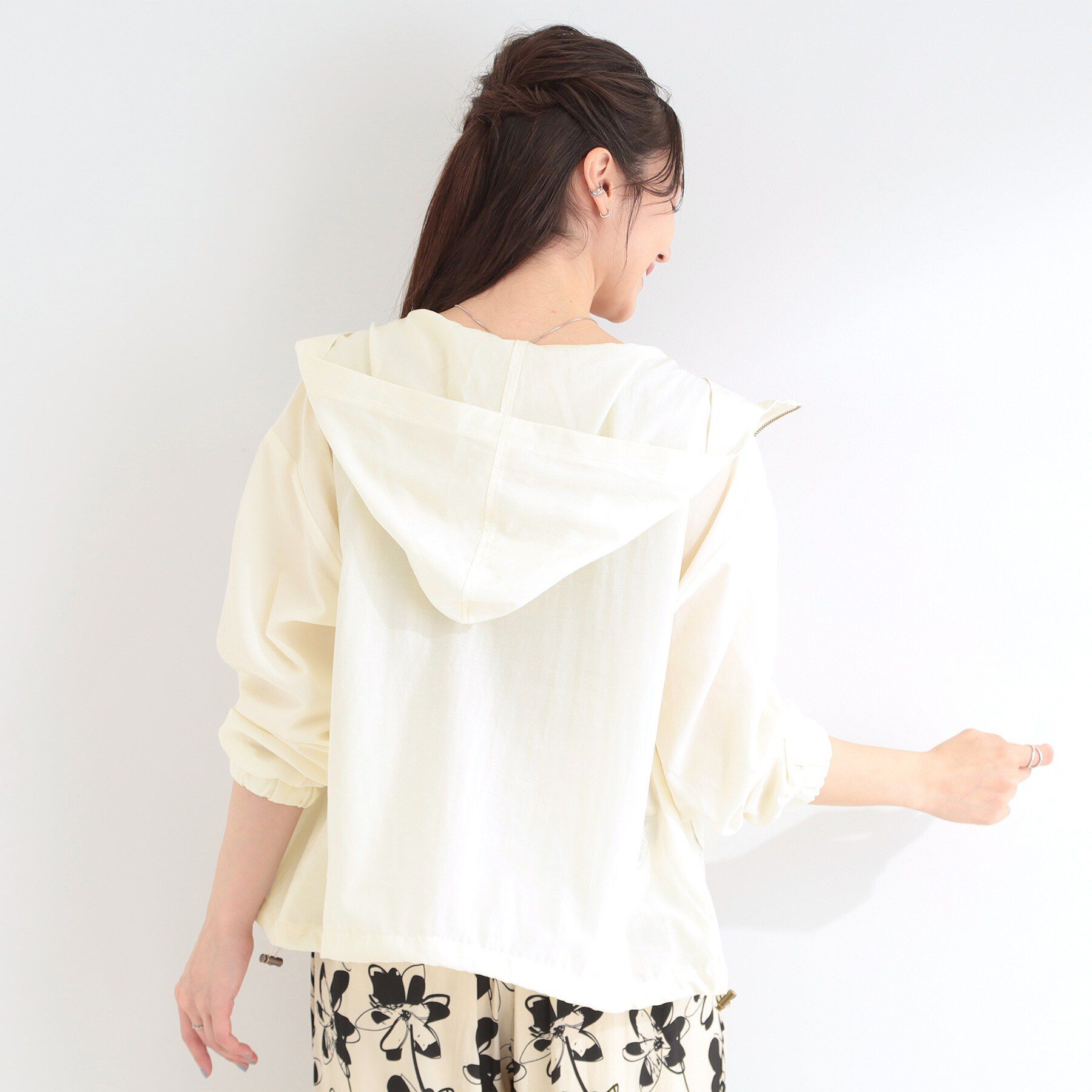 SHOO･LA･RUE「【S-LL/UV】季節の変わり目に ゴールドパーツが上品なフード付きブルゾン」|ブルゾン・スタジャン|
