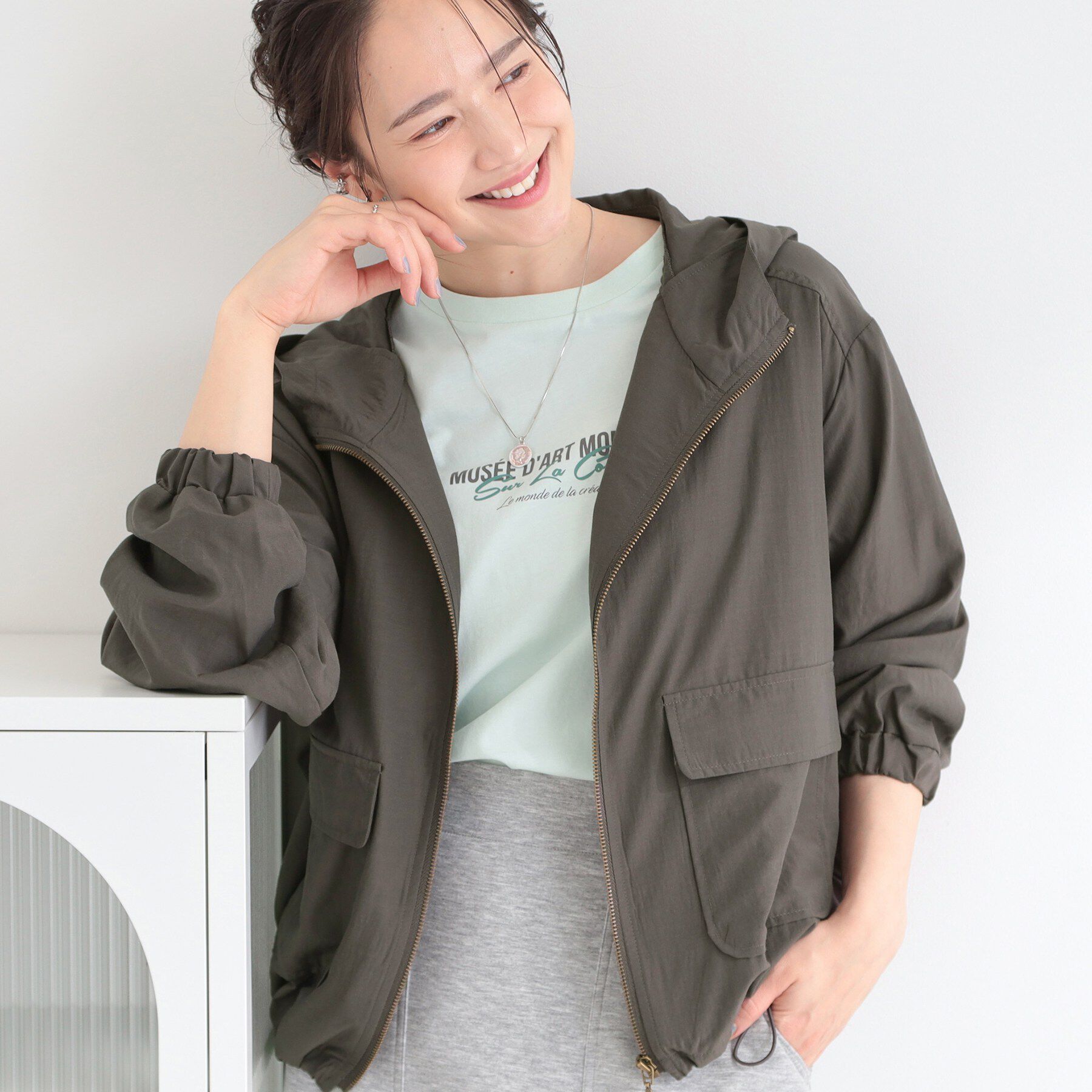 SHOO･LA･RUE「【S-LL/UV】季節の変わり目に ゴールドパーツが上品なフード付きブルゾン」|ブルゾン・スタジャン|チャコールグレー(0