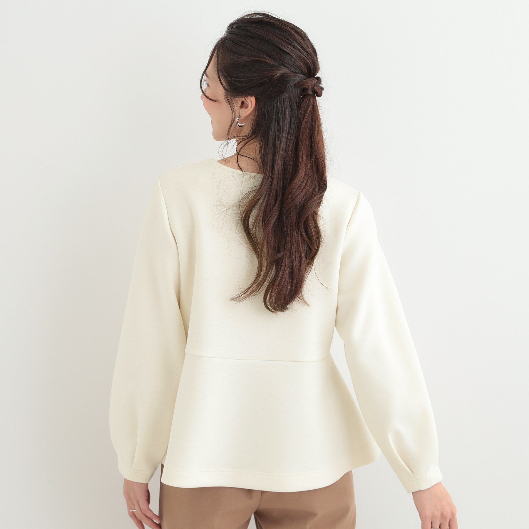 SHOO･LA･RUE「【セットアップ可/S-LL/なめらかタッチ】上品見え フェイクパール付きペプラムトップス」|Tシャツ・カットソー|