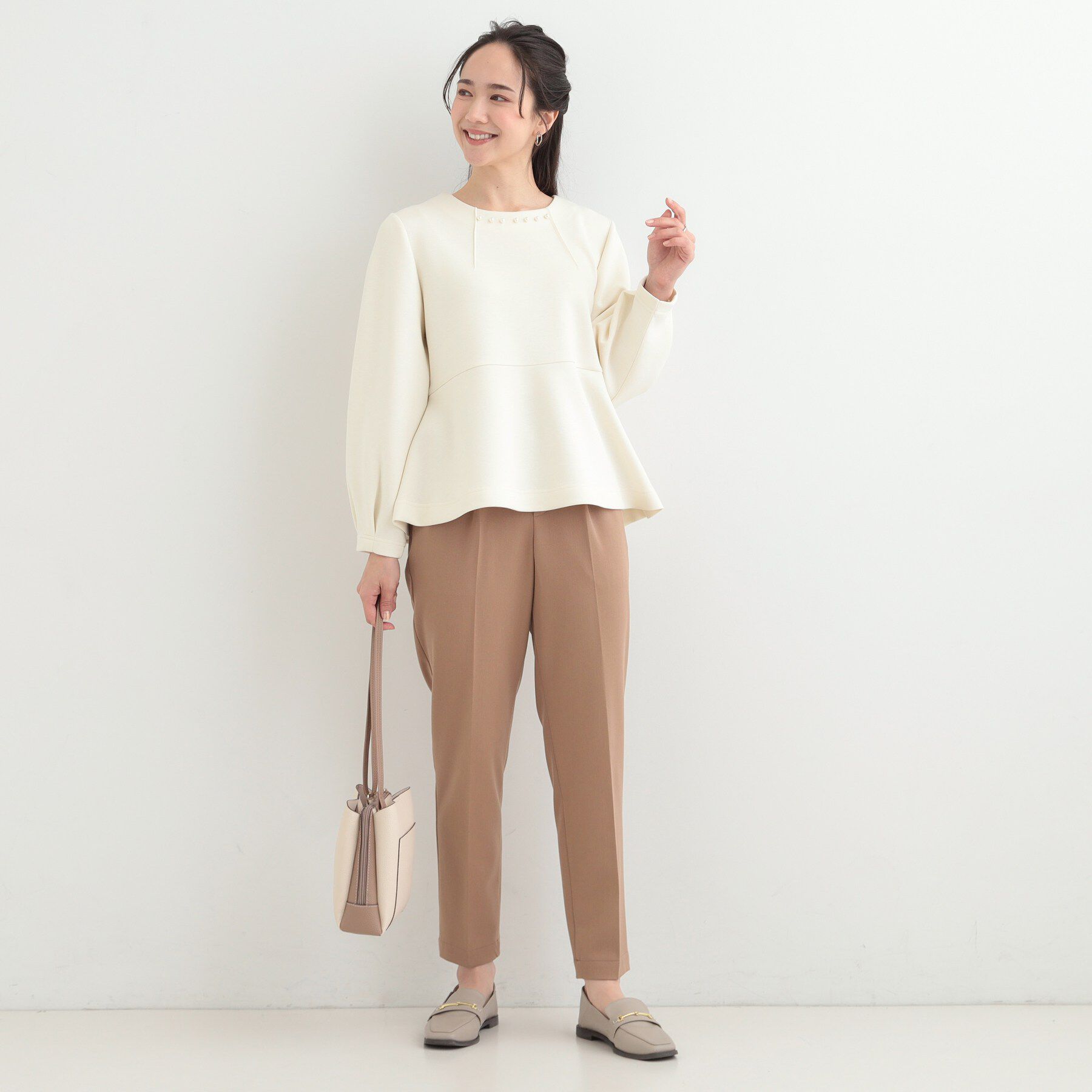 SHOO･LA･RUE「【セットアップ可/S-LL/なめらかタッチ】上品見え フェイクパール付きペプラムトップス」|Tシャツ・カットソー|