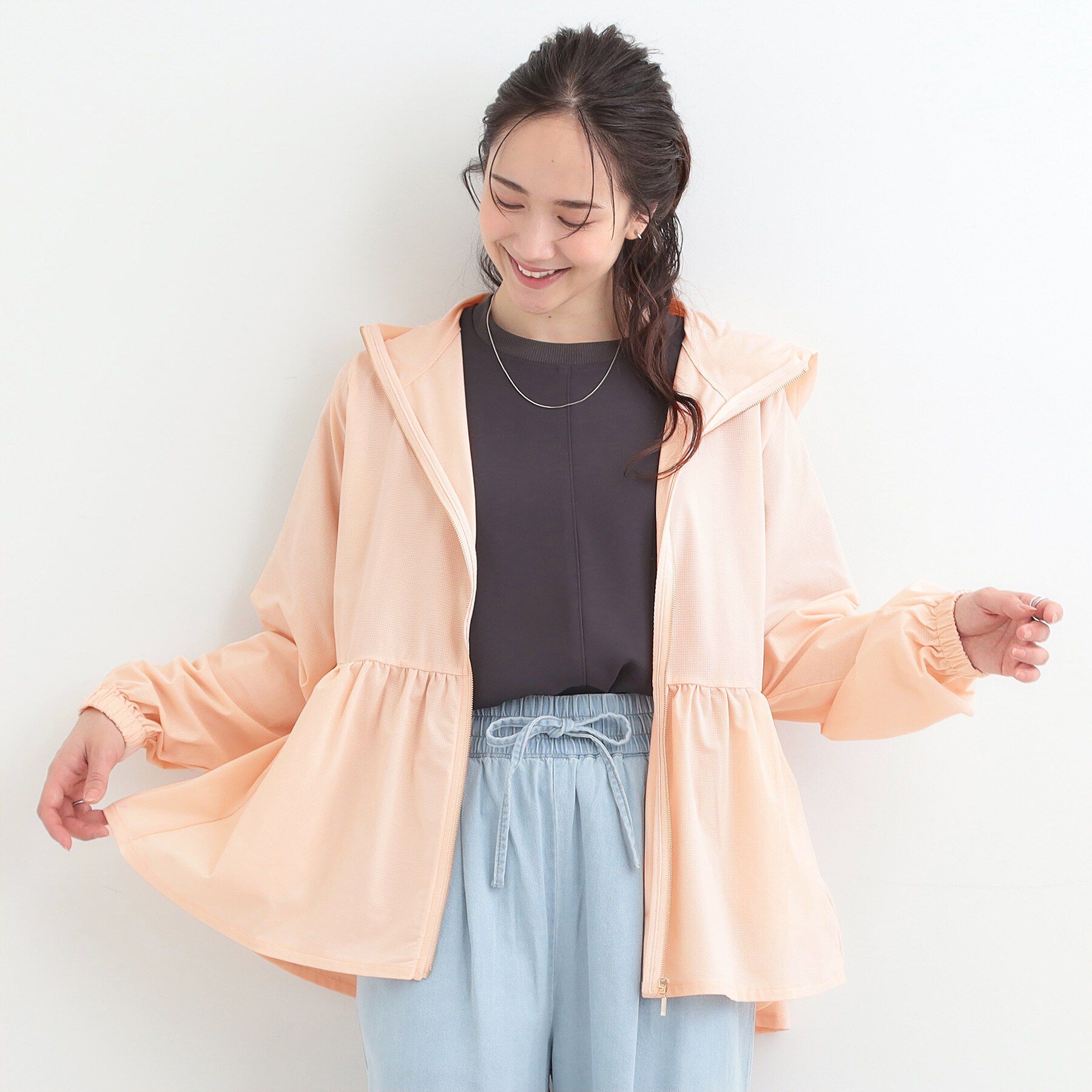 SHOO･LA･RUE「【ひんやり/S-LL/体型カバー】ペプラムフリルとゴールドパーツが女性らしい UVパーカ」|ブルゾン・スタジャン|
