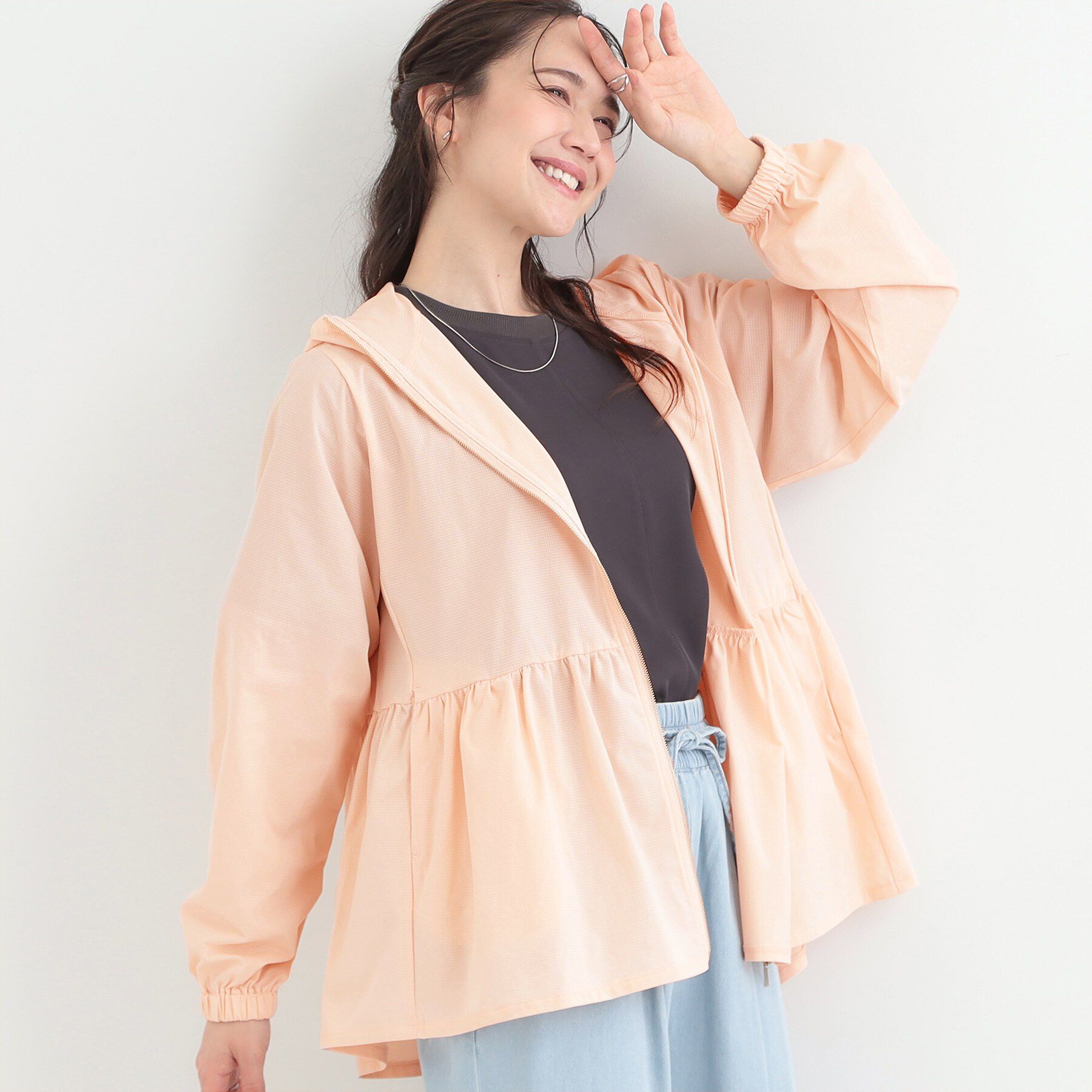 SHOO･LA･RUE「【ひんやり/S-LL/体型カバー】ペプラムフリルとゴールドパーツが女性らしい UVパーカ」|ブルゾン・スタジャン|ライトピンク(070