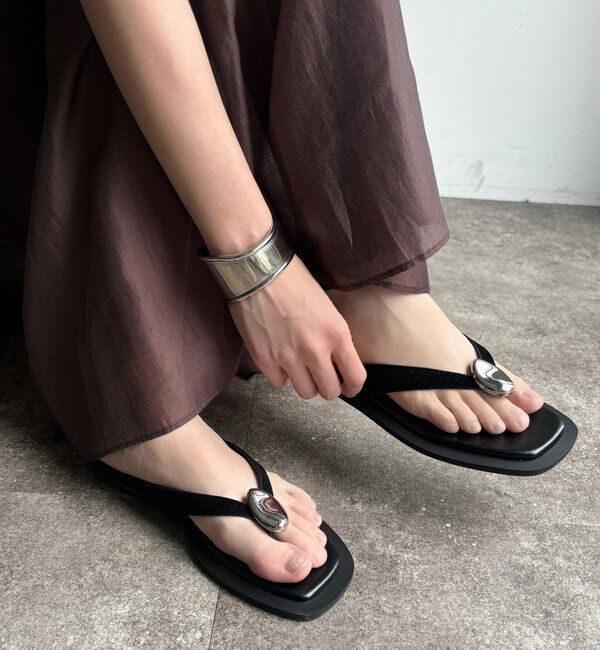  「【WEB限定】メタルモチーフトングサンダル」|その他|ブラック