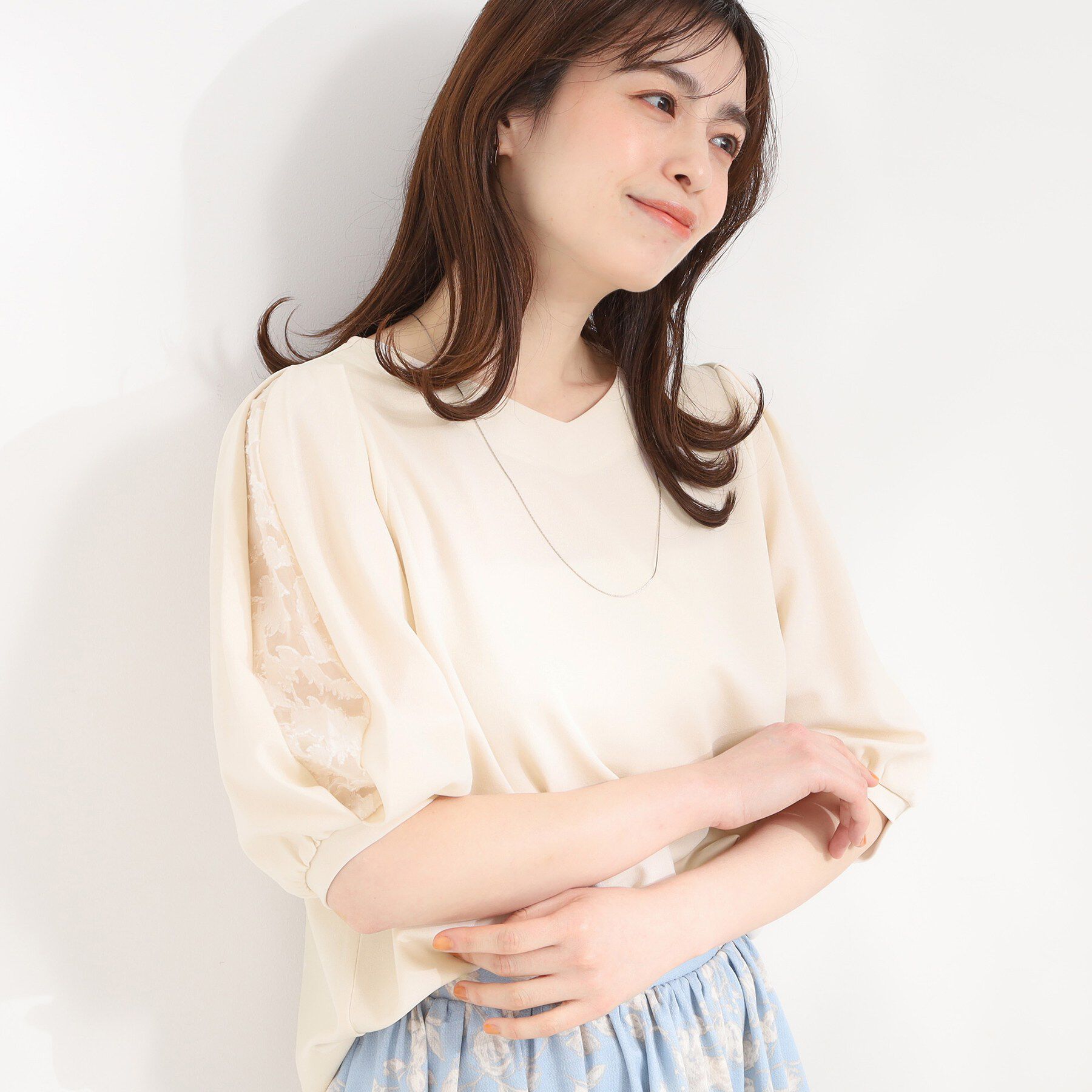 SHOO･LA･RUE「【洗濯機可/S-LL/ストレッチ】スリットレーススリーブトップス」|Tシャツ・カットソー|ライトベージュ(05