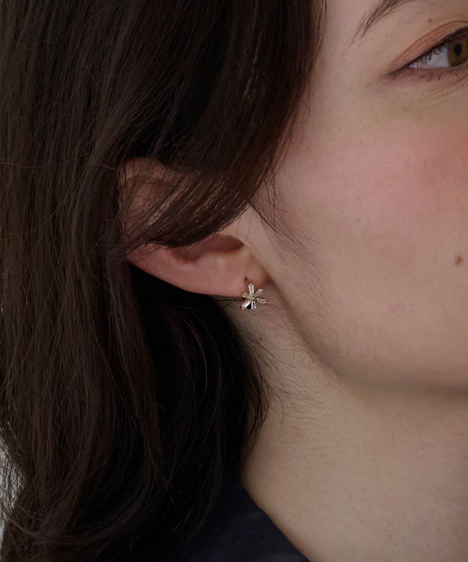 Phoebe「ワンタッチスノーフラークフープピアス」|ピアス|ゴールド