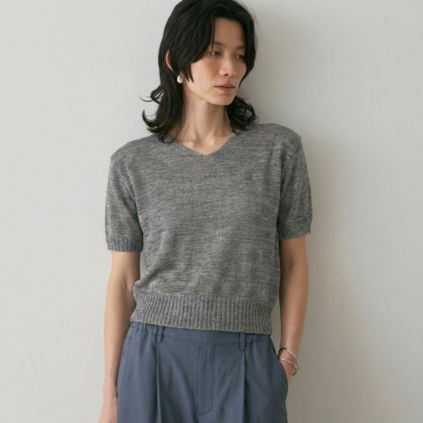 qualite「【きれいめ夏ニットはコレ！】カラーポリリネンVネックニット」|ニット・セーター|チャコールグレー