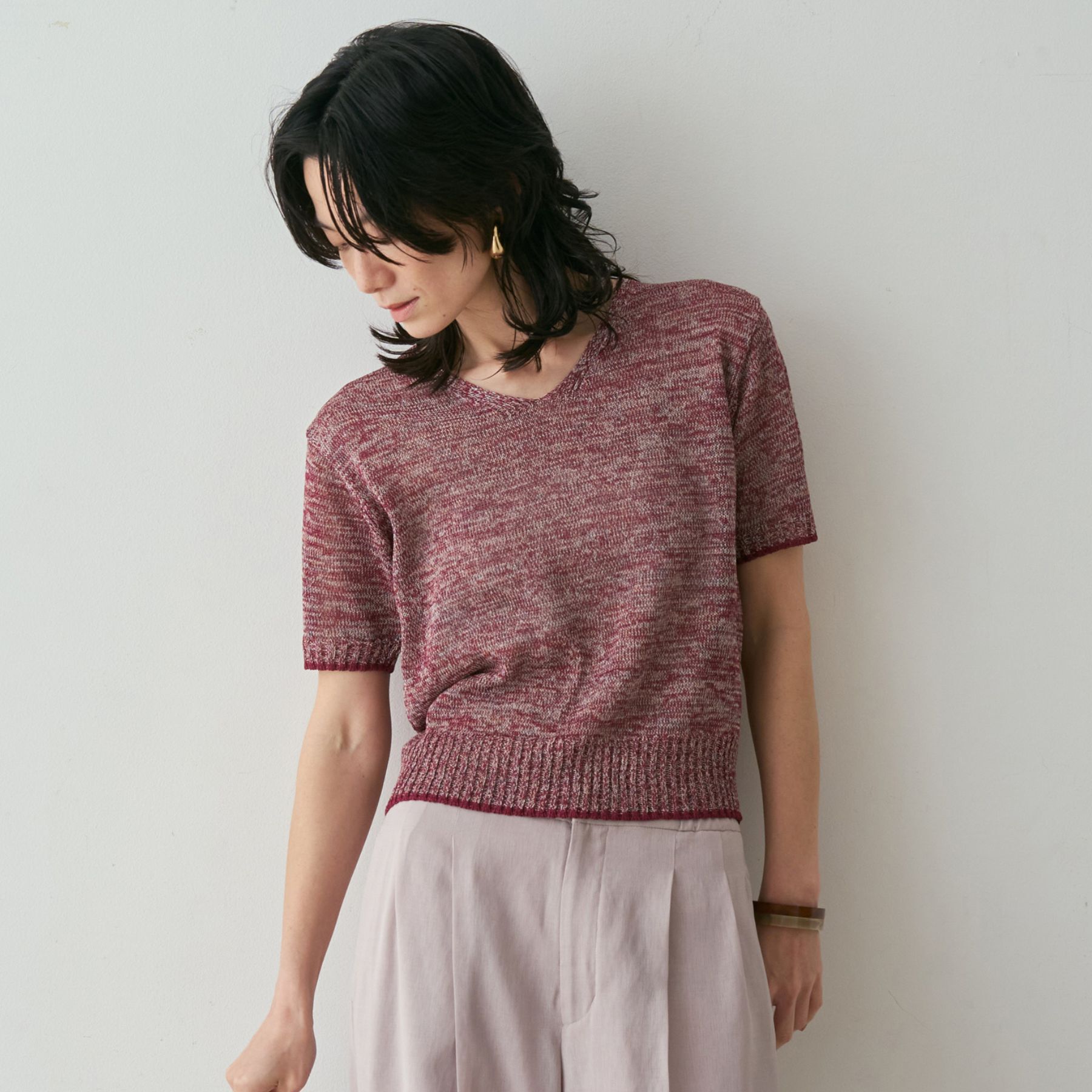 qualite「【きれいめ夏ニットはコレ！】カラーポリリネンVネックニット」|ニット・セーター|ワイン