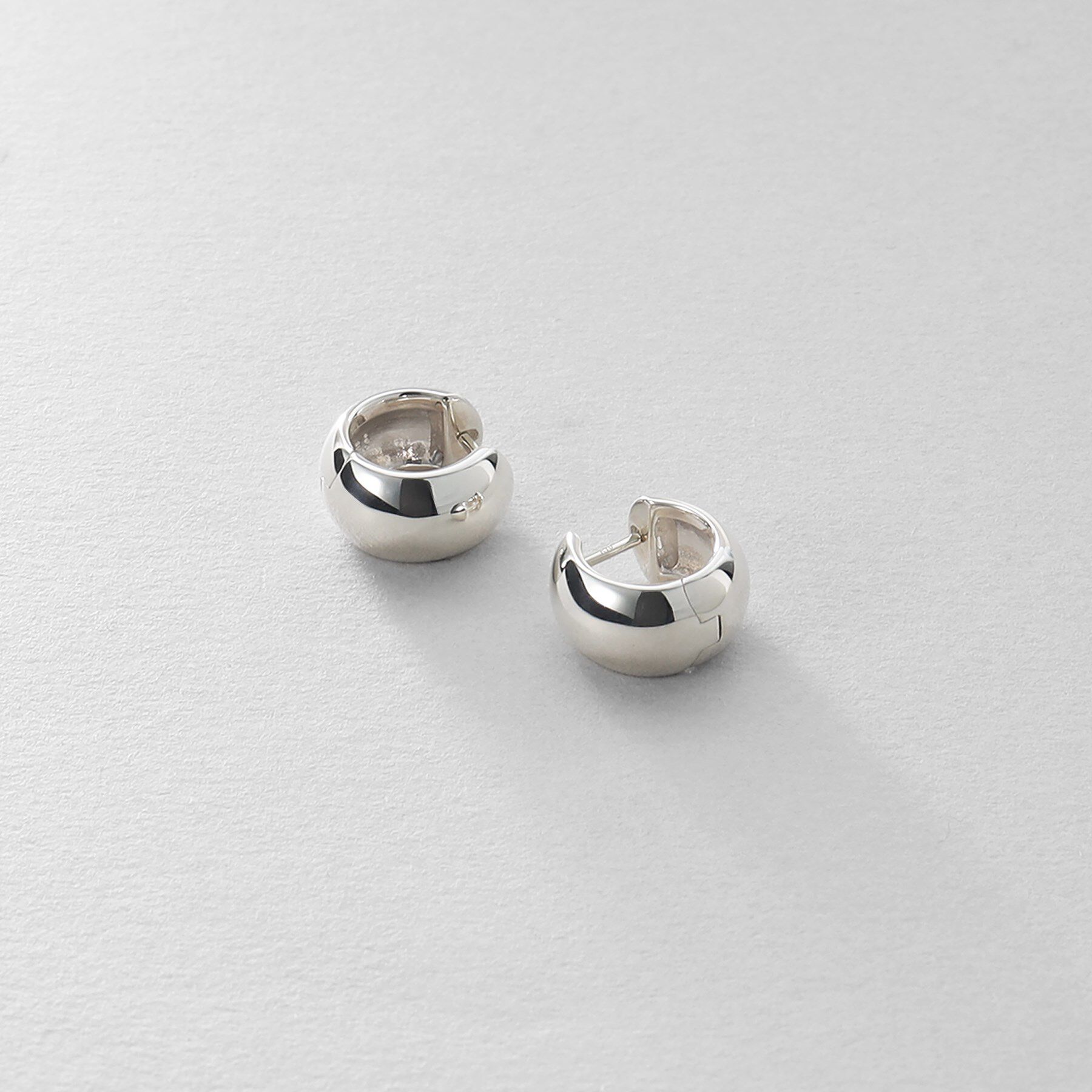 COCOSHNIK ONKITSCH「シルバー ハギーフープ ワイドピアス」|ピアス|