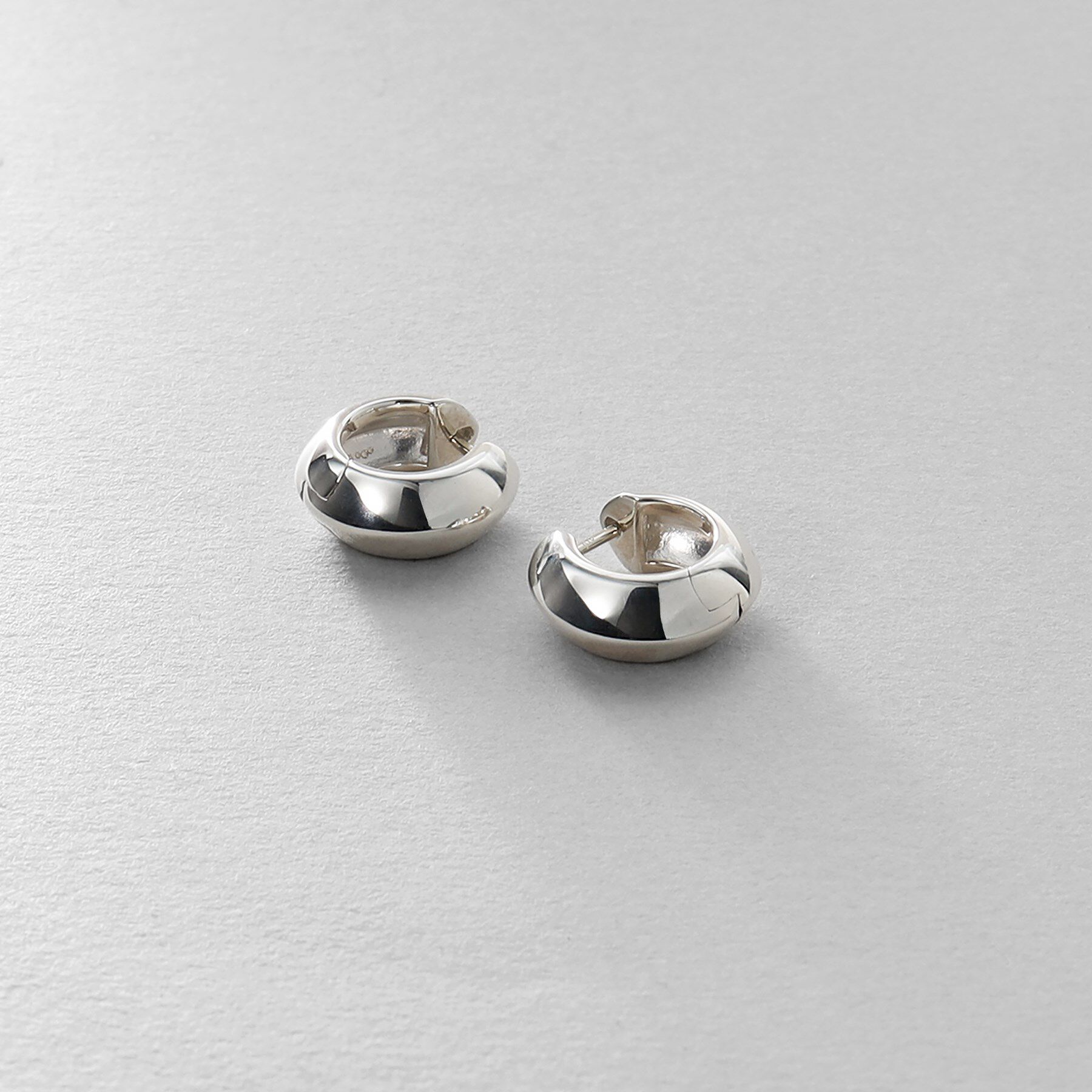COCOSHNIK ONKITSCH「シルバー ハギーフープ リッジピアス」|ピアス|