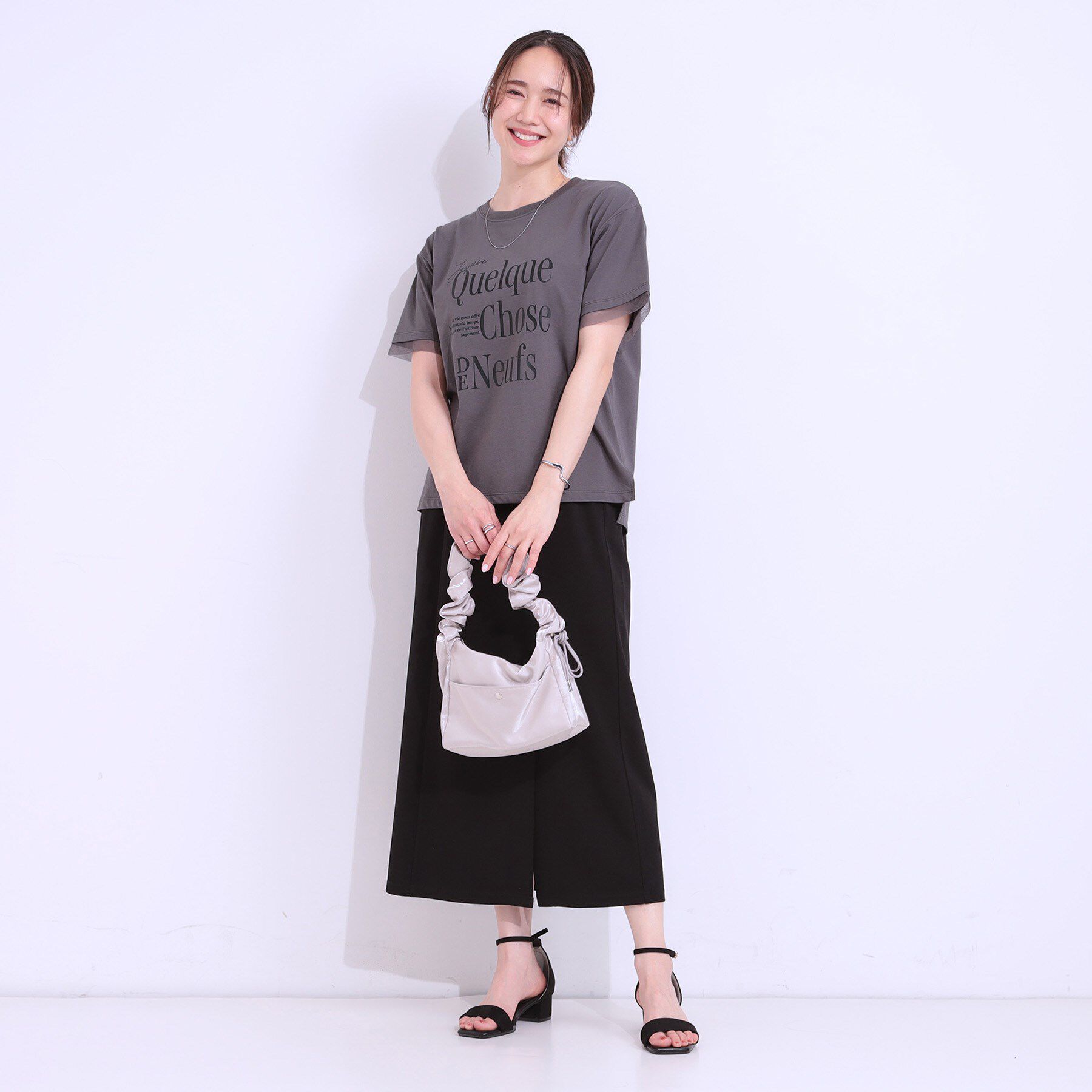 SHOO･LA･RUE「【ひんやり/UVカット】選べる3柄 お袖チュールで差をつける ロゴプリントTシャツ」|Tシャツ・カットソー|