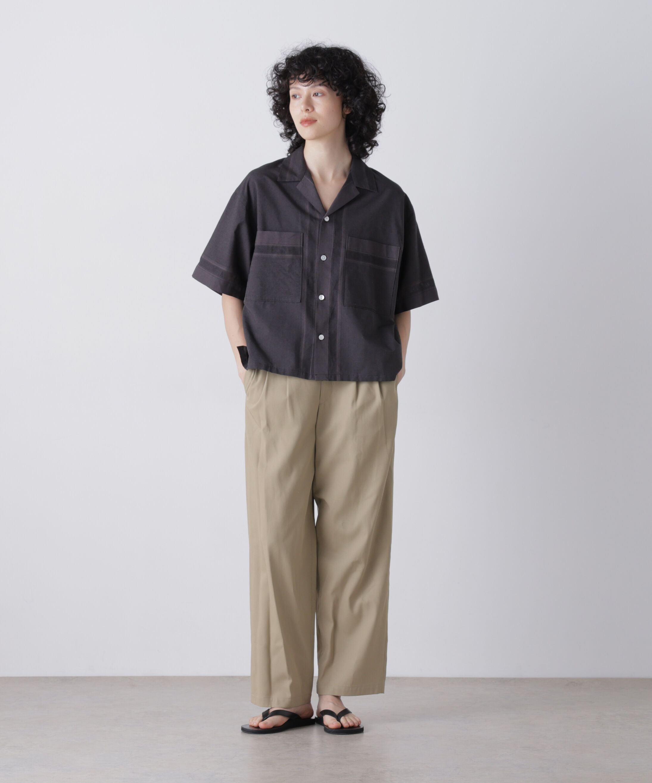 YLEVE 「YLEVE / HIGH TWISTED COTTON GABA EASY TROUSERS」|その他|カーキ