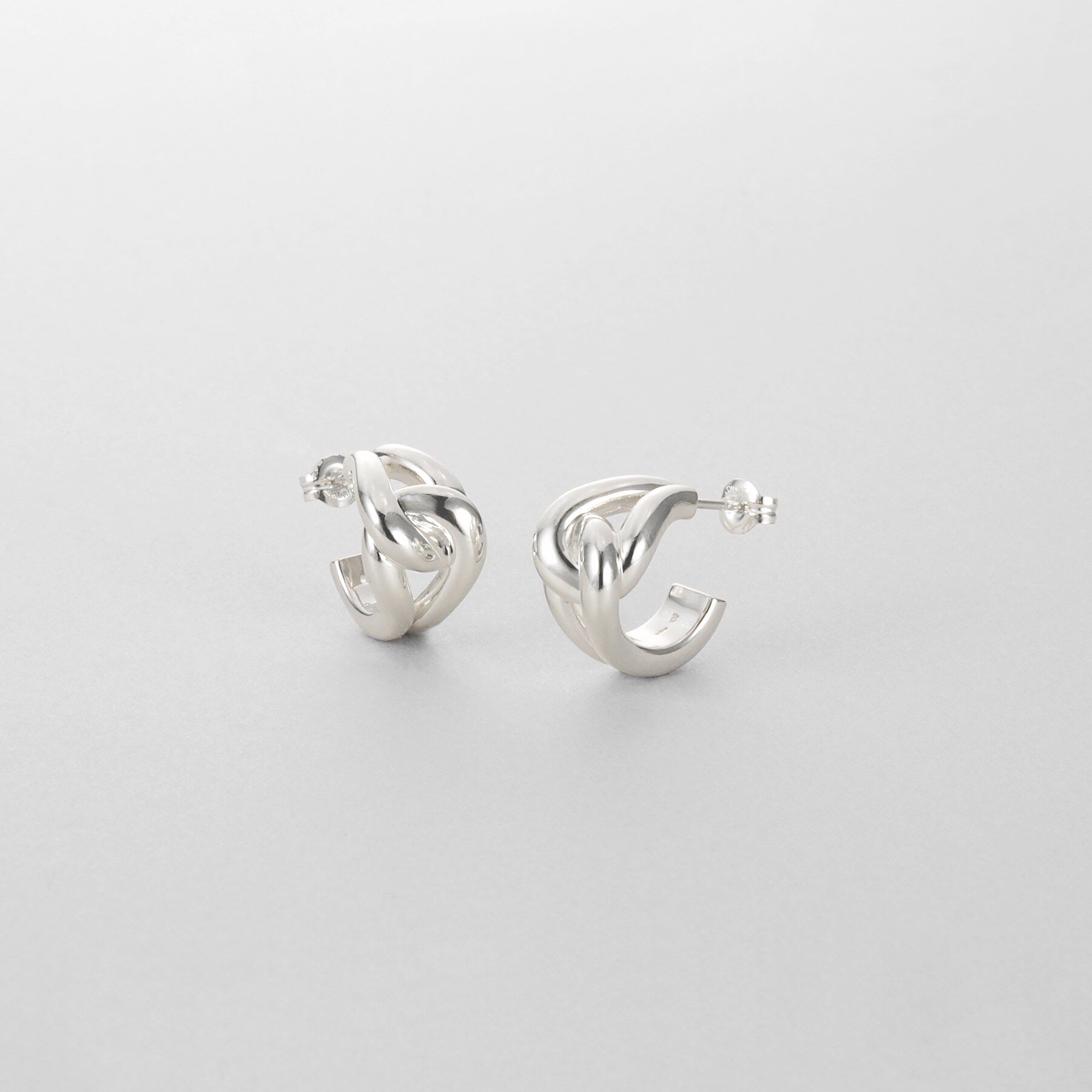 COCOSHNIK ONKITSCH「シルバー スモールフープ ノットピアス」|ピアス|シルバー(600)