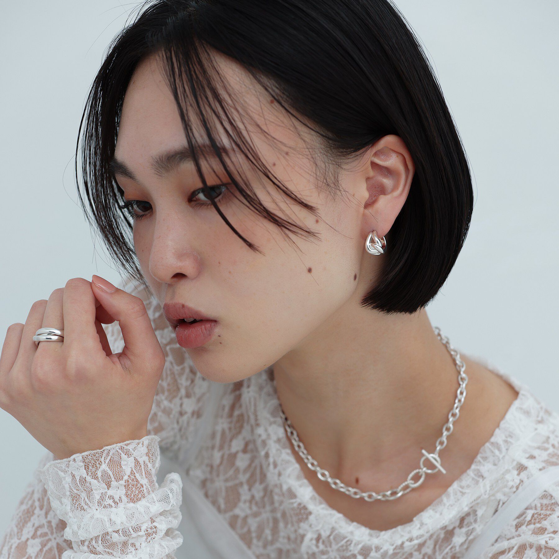 COCOSHNIK ONKITSCH「シルバー スモールフープ ノットピアス」|ピアス|