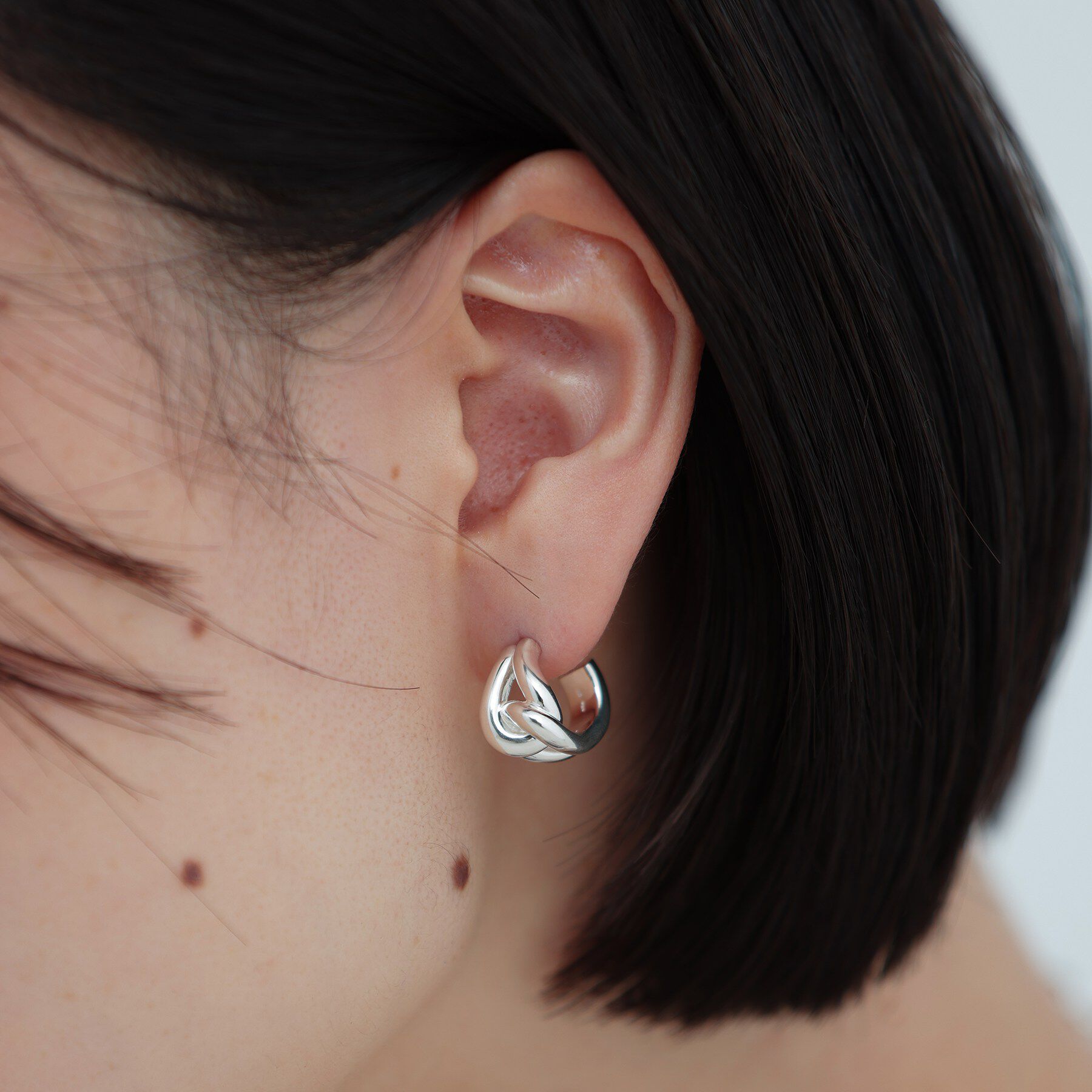 COCOSHNIK ONKITSCH「シルバー スモールフープ ノットピアス」|ピアス|