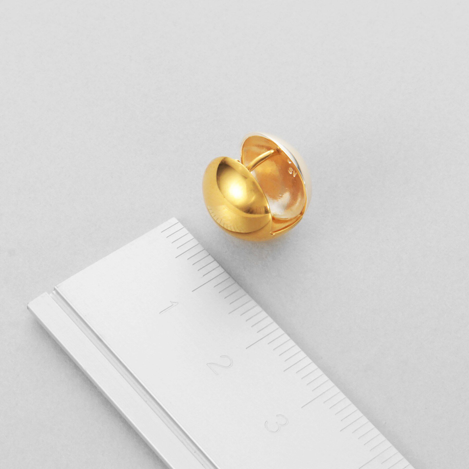 COCOSHNIK ONKITSCH「シルバー コンビカラー ハギーピアス ボールS」|ピアス|
