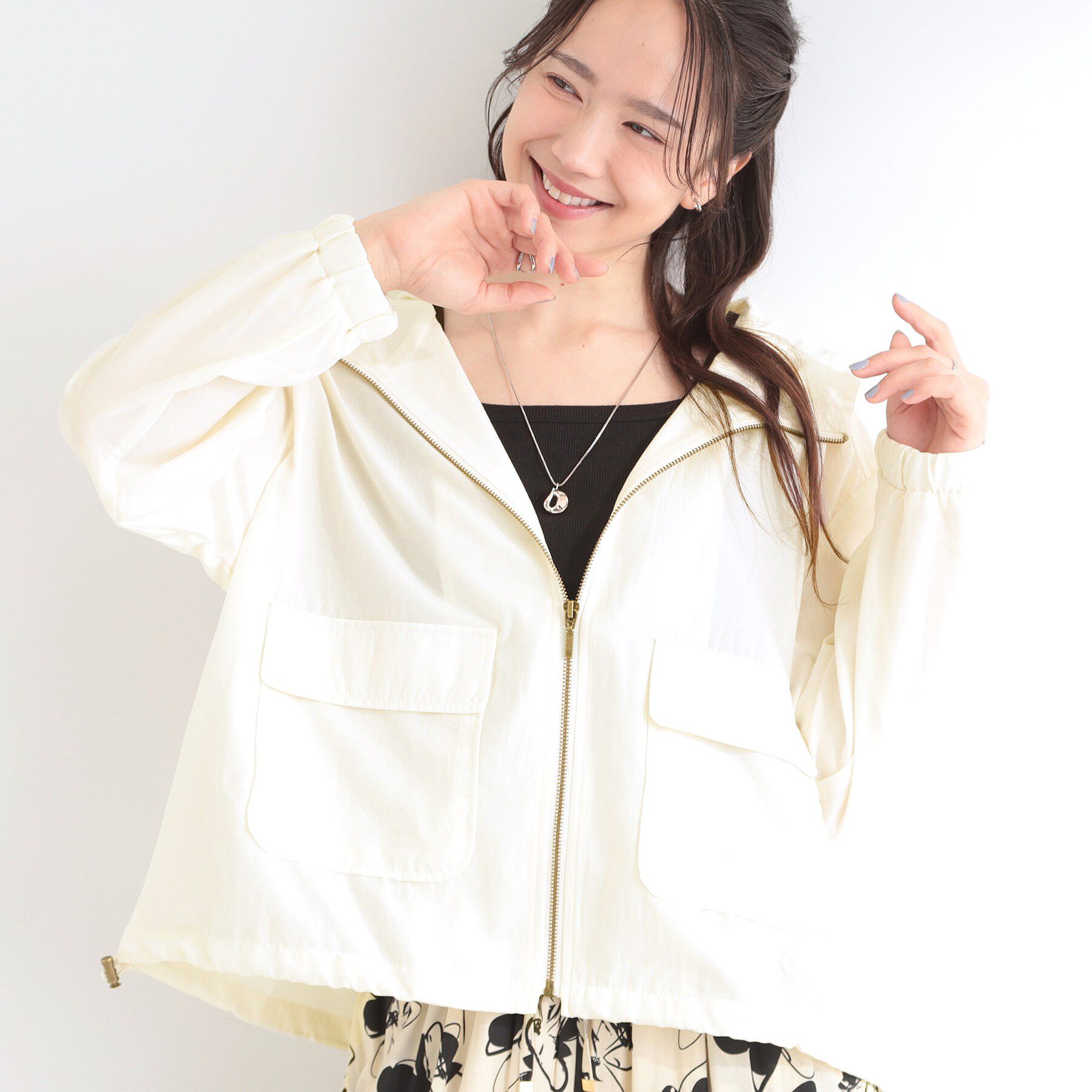 SHOO･LA･RUE「【S-LL/UV】季節の変わり目に ゴールドパーツが上品なフード付きブルゾン」|ブルゾン・スタジャン|オフホワイト(003