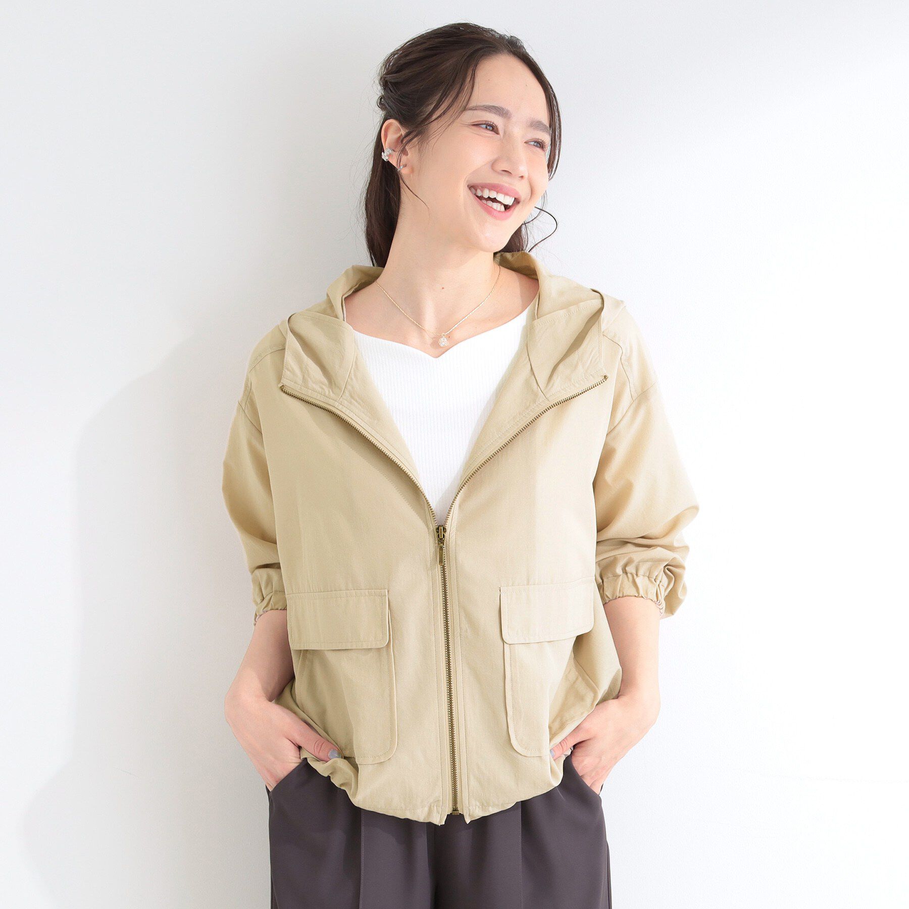 SHOO･LA･RUE「【S-LL/UV】季節の変わり目に ゴールドパーツが上品なフード付きブルゾン」|ブルゾン・スタジャン|