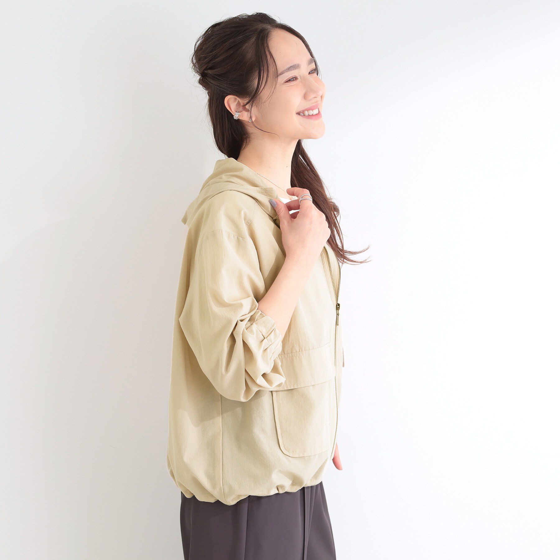 SHOO･LA･RUE「【S-LL/UV】季節の変わり目に ゴールドパーツが上品なフード付きブルゾン」|ブルゾン・スタジャン|