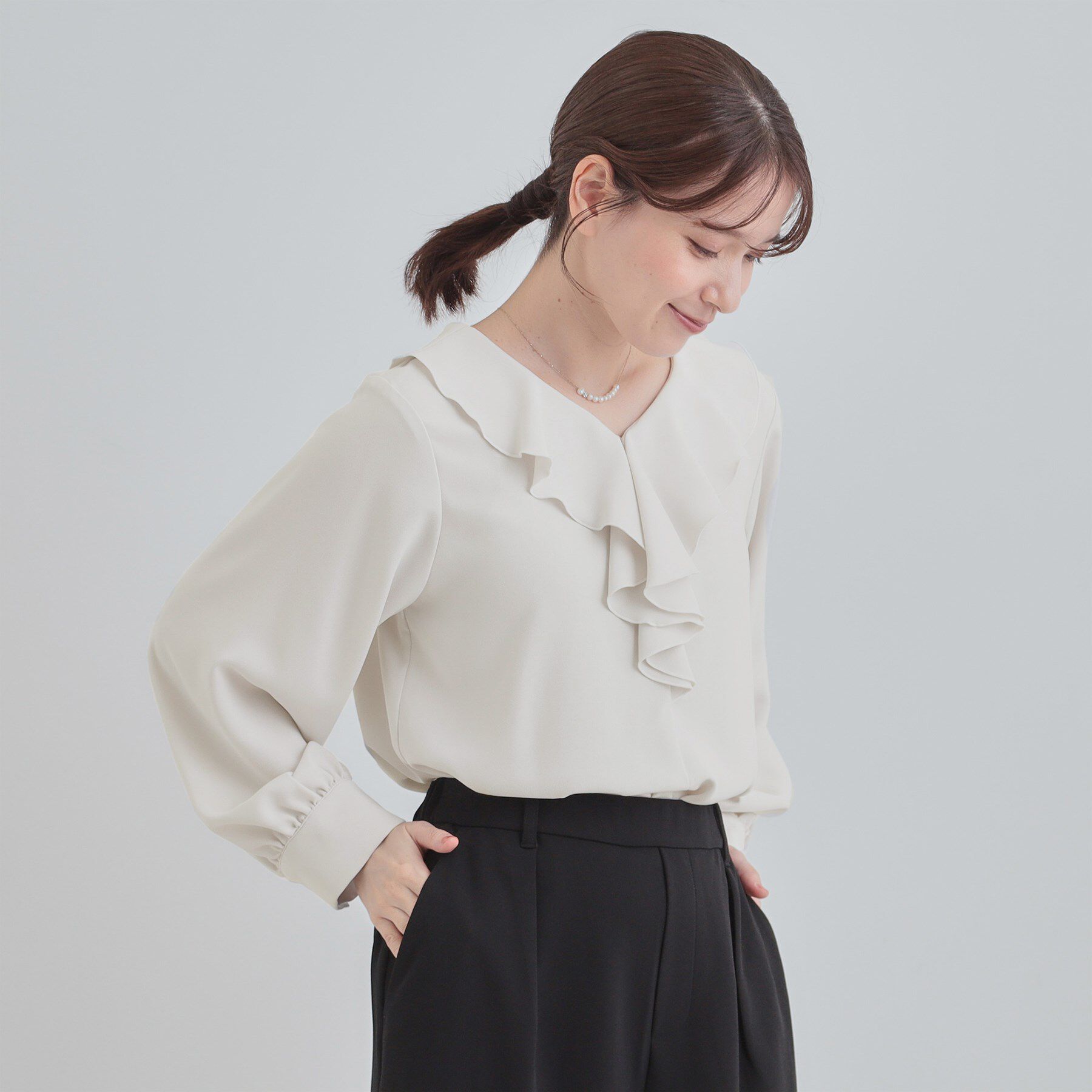 SHOO･LA･RUE「【洗濯機可/通勤】お顔周りを華やかに フリル襟ブラウス」|シャツ・ブラウス|