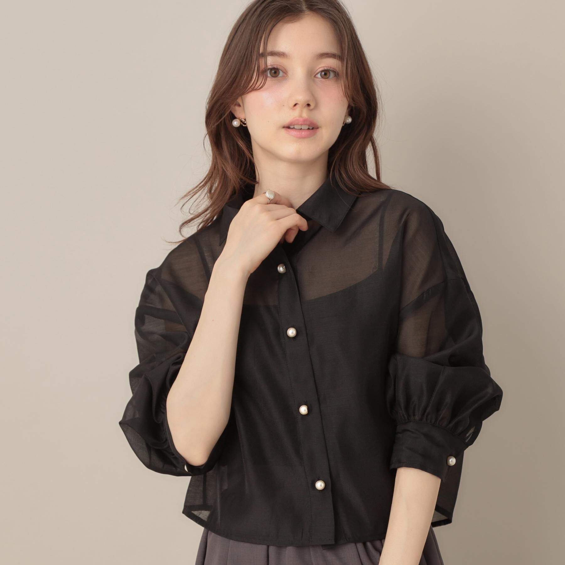 Couture broach「【洗える・秋まで使える】パール調ボタンシアーシャツ」|シャツ・ブラウス|ブラック(019)