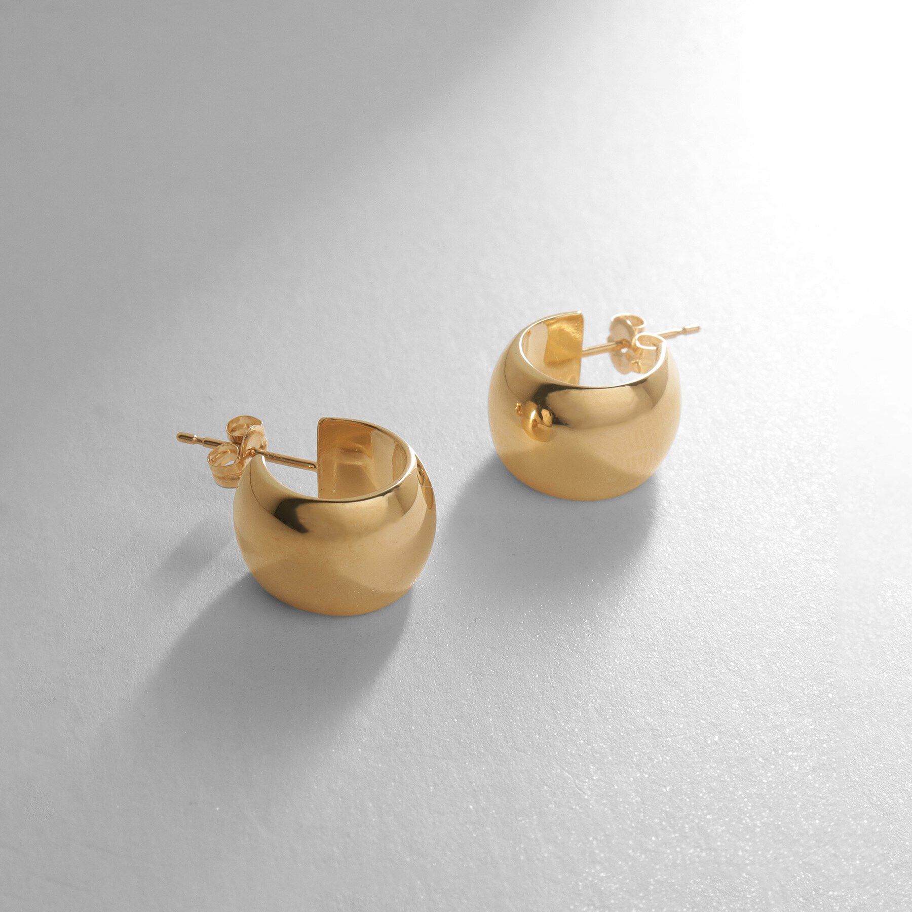 COCOSHNIK「K10中空平甲フープ スタッドピアス」|ピアス|イエローゴールド(1