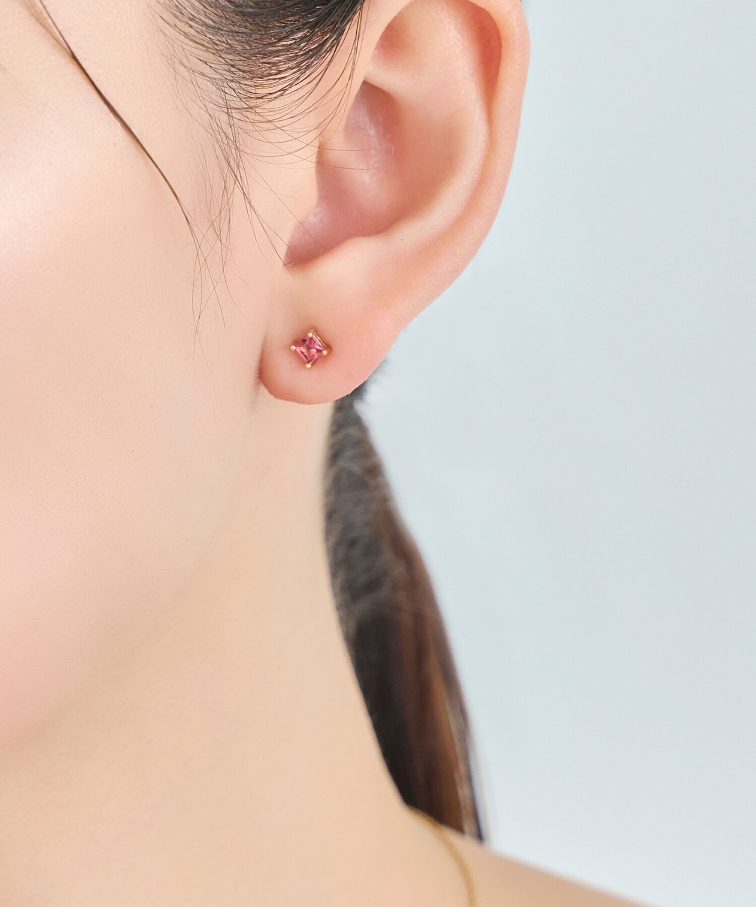 Phoebe「シャインフレームスクエアピアス　レッド」|ピアス|