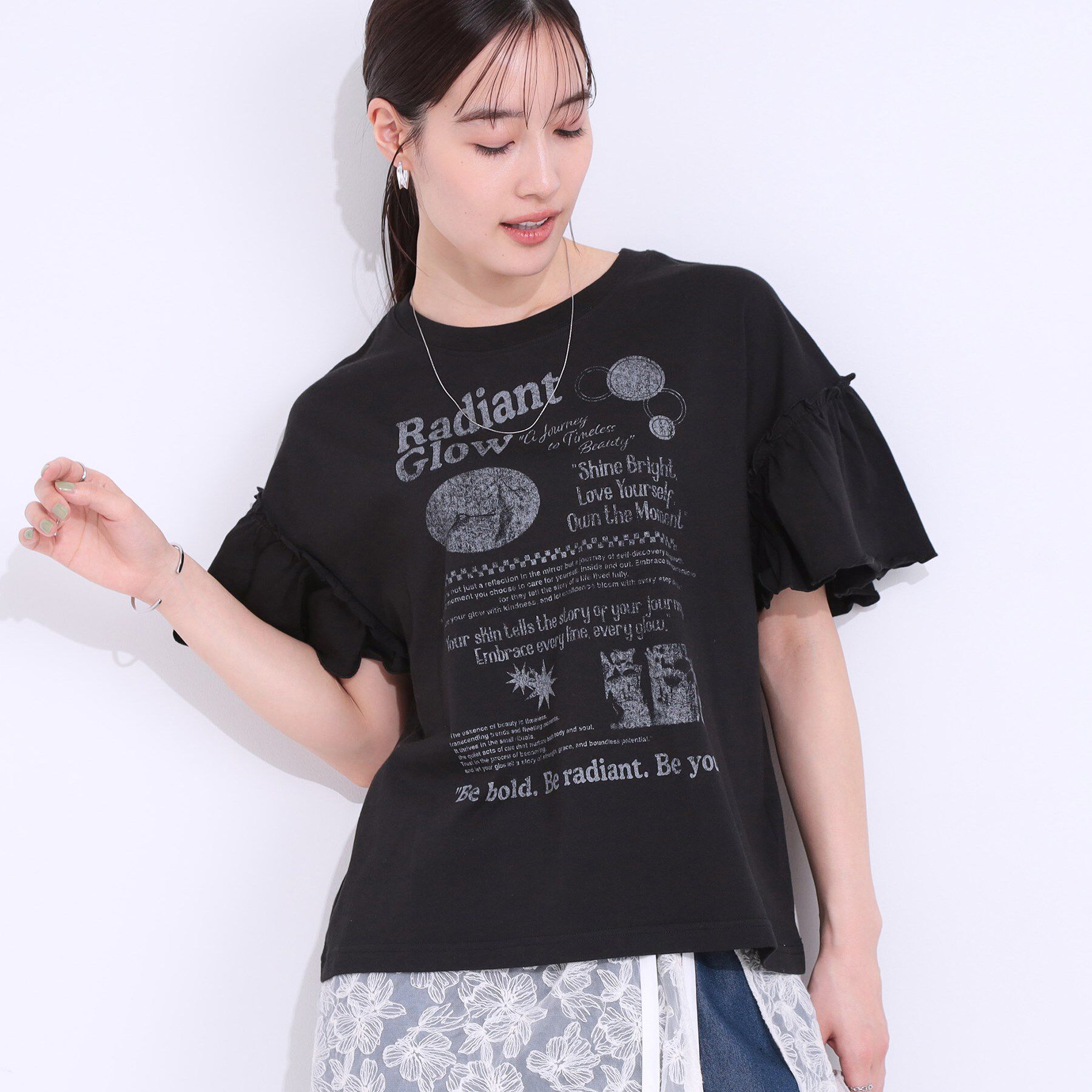 SHOO･LA･RUE「【洗える/S-LL】プリントアソート お袖フリルTシャツ」|Tシャツ・カットソー|ブラック(419)