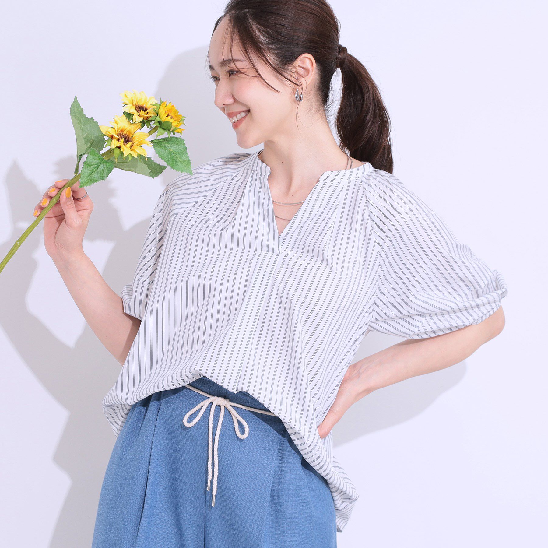SHOO･LA･RUE「【洗える/S-LL】洗濯後しわになりにくい 5分袖スキッパーブラウス」|シャツ・ブラウス|オフホワイト(303