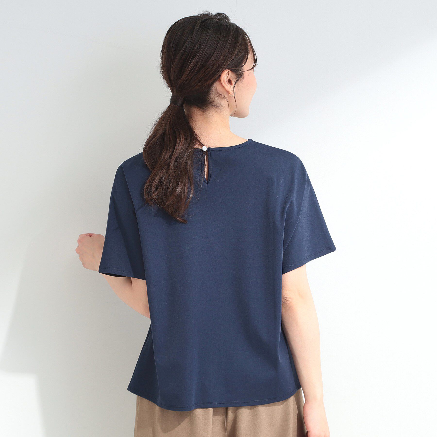 SHOO･LA･RUE「【ひんやり／UV／通勤】洗濯後しわになりにくい アクセいらずのメタルポイントブラウス」|シャツ・ブラウス|