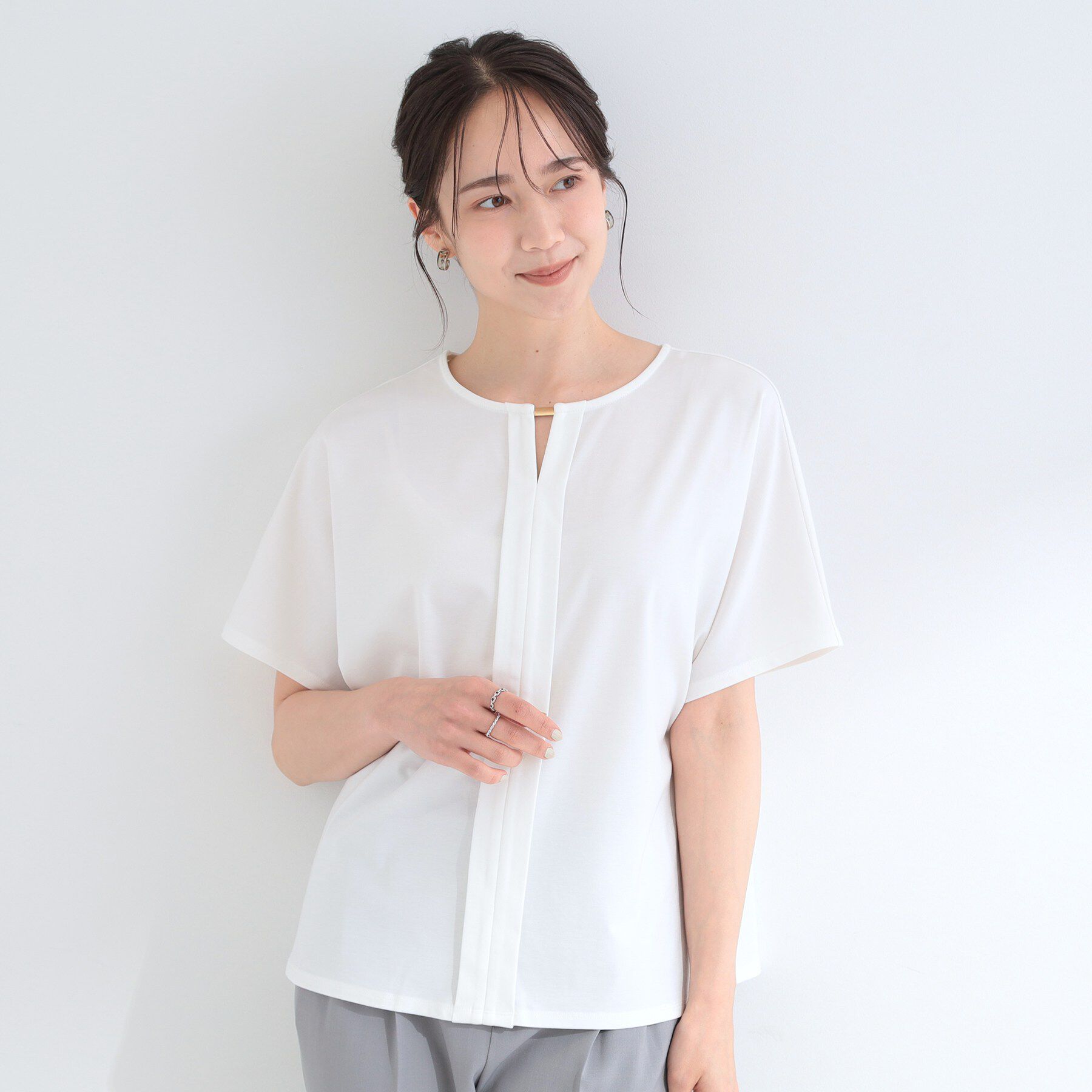 SHOO･LA･RUE「【ひんやり／UV／通勤】洗濯後しわになりにくい アクセいらずのメタルポイントブラウス」|シャツ・ブラウス|