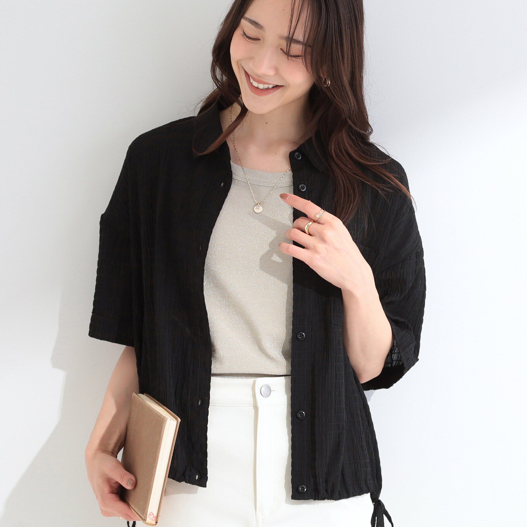 SHOO･LA･RUE「【S-LL/洗濯機可/体型カバー】さらさら シャーリングシフォン 裾ドロストシャツ」|シャツ・ブラウス|ブラック(019)