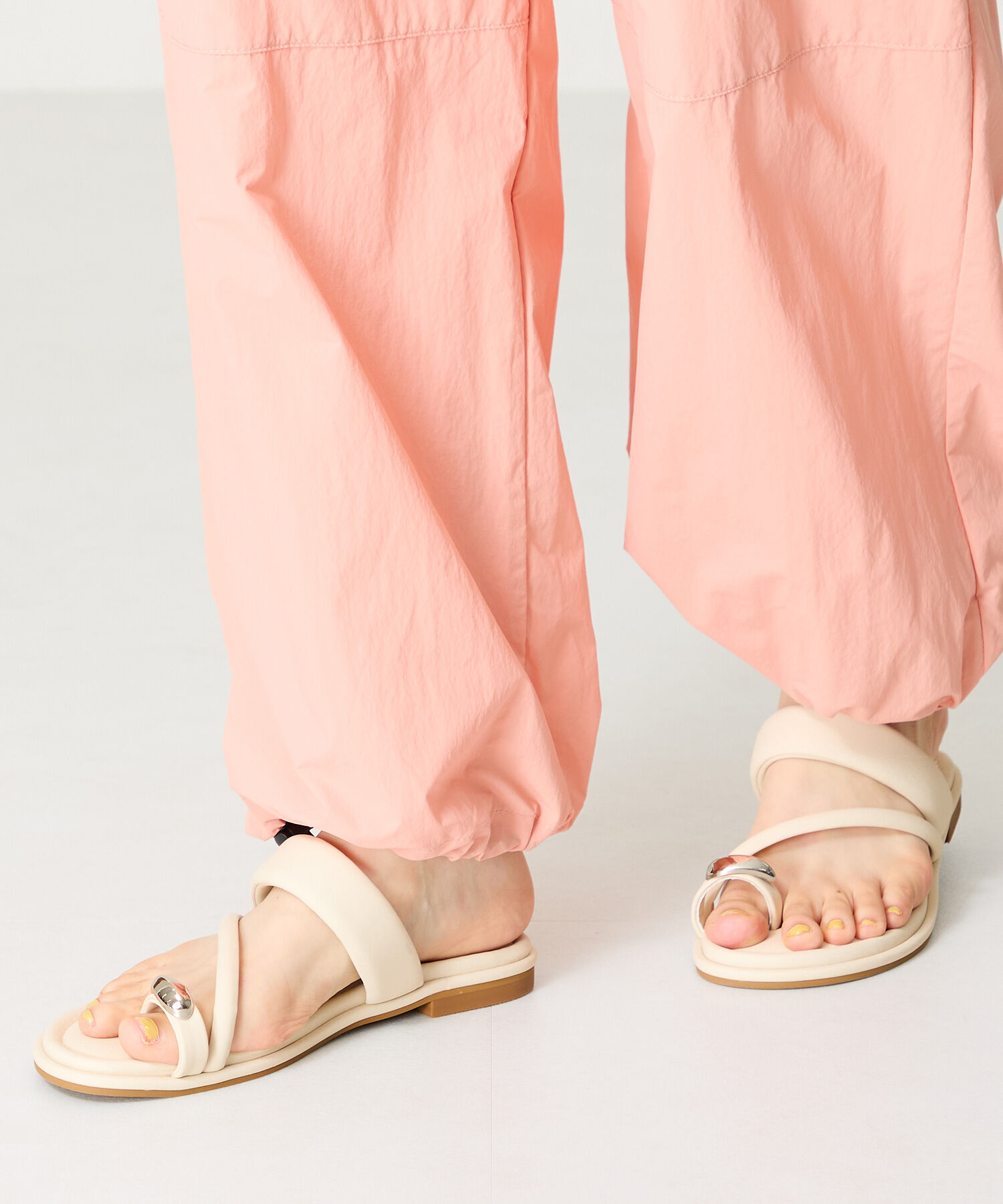 ORiental TRaffic「メタルパーツ&times;パデットベルトトングサンダル/51238 トレンド 人気 再入荷」|サンダル|