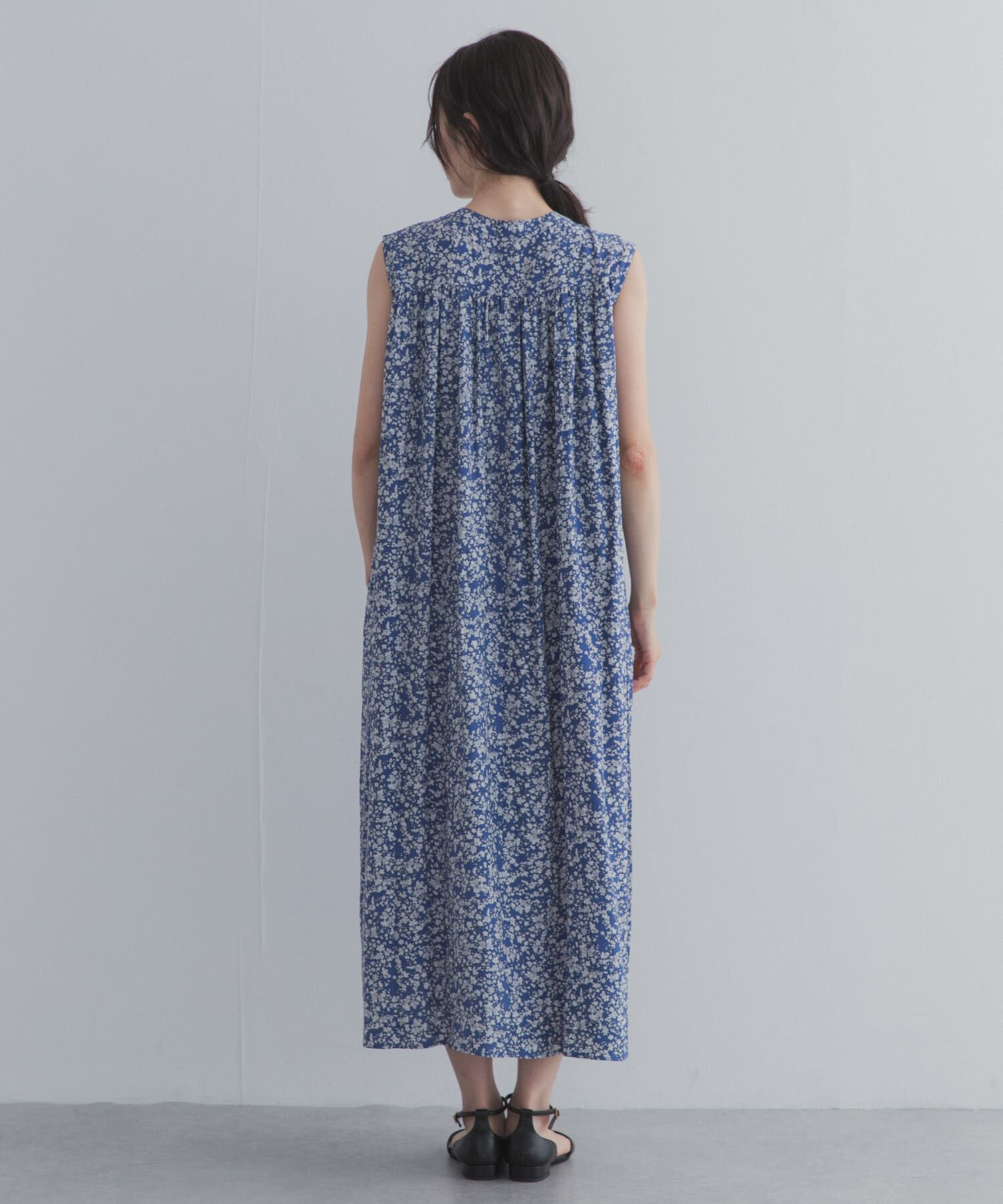 URBAN RESEARCH DOORS「フラワープリントノースリーブワンピース」|ワンピース|