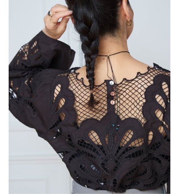 IENA LA BOUCLE「《予約》IENA LA BOUCLE カットワーク刺繍ブラウス」|シャツ・ブラウス|ブラック