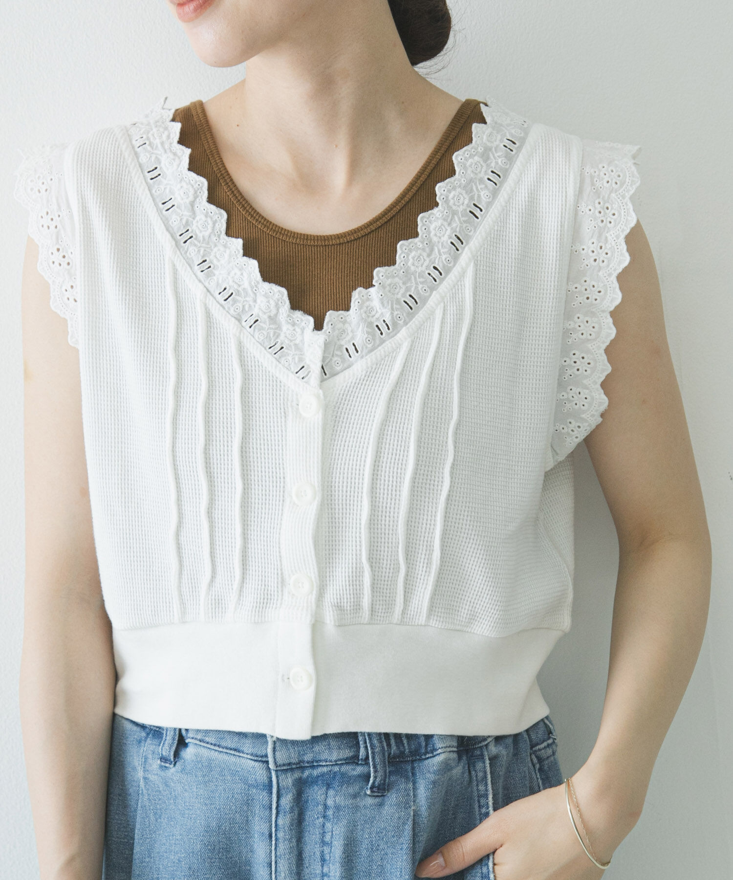 URBAN RESEARCH「crinkle crinkle crinkle　WAFFLE FRILL VEST」|ベスト・ジレ|ホワイト