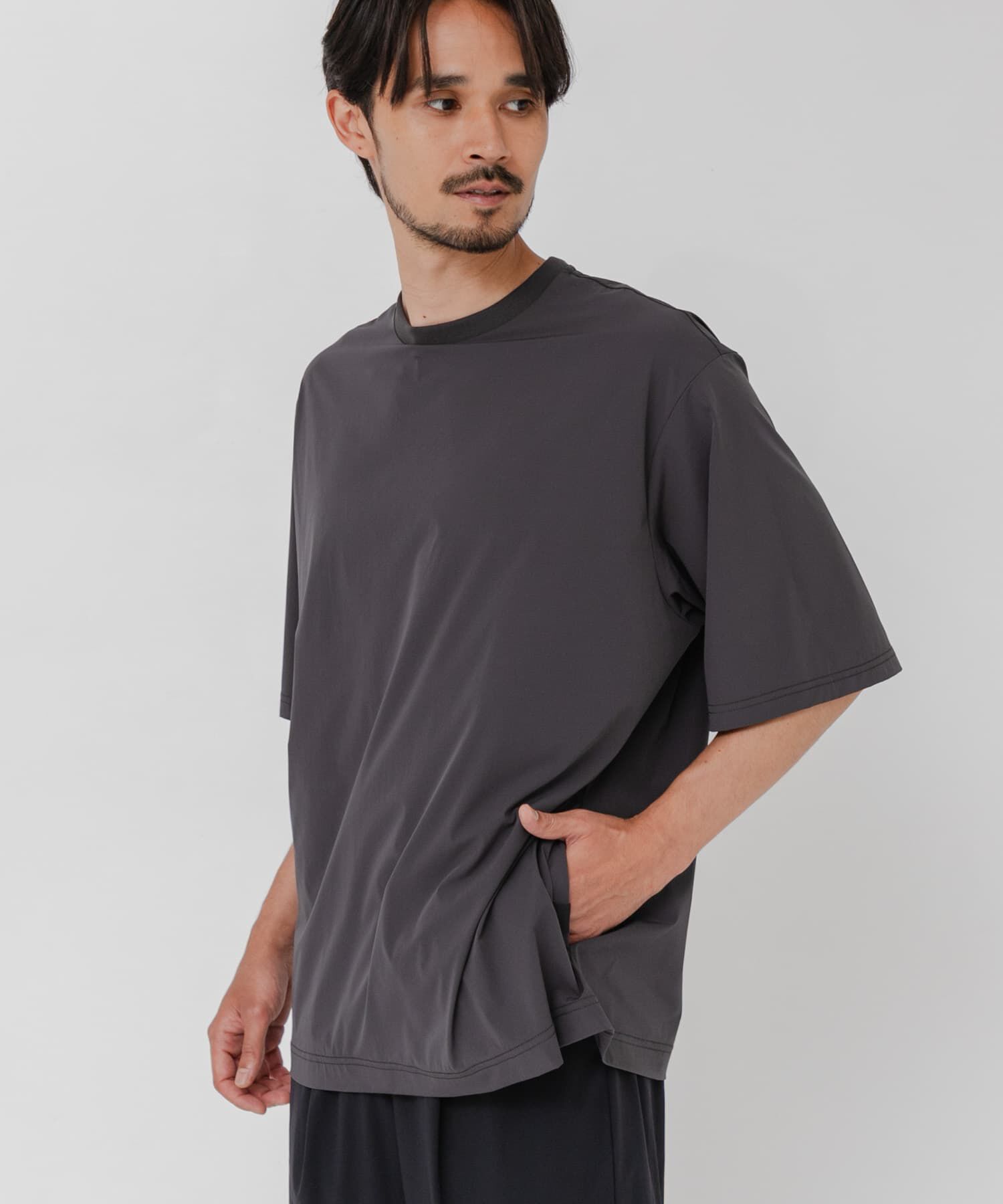 URBAN RESEARCH「『撥水/接触冷感』『UR TECH MoLight』PACKABLE T-SHIRTS」|Tシャツ・カットソー|チャコールグレー