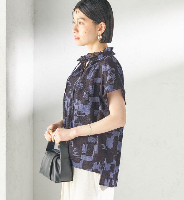 SHIPS for women「〈手洗い可能〉サッカー プリント フリル ネック 半袖 ブラウス」|シャツ・ブラウス|