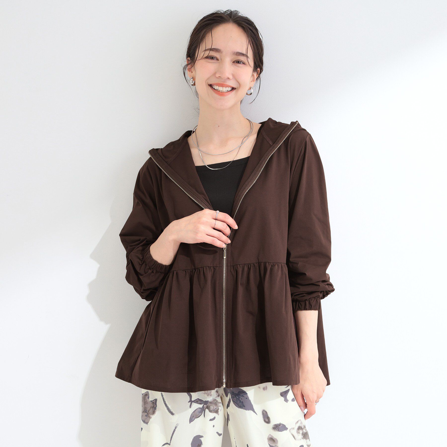 SHOO･LA･RUE「【ひんやり/S-LL/体型カバー】ペプラムフリルとゴールドパーツが女性らしい UVパーカ」|ブルゾン・スタジャン|