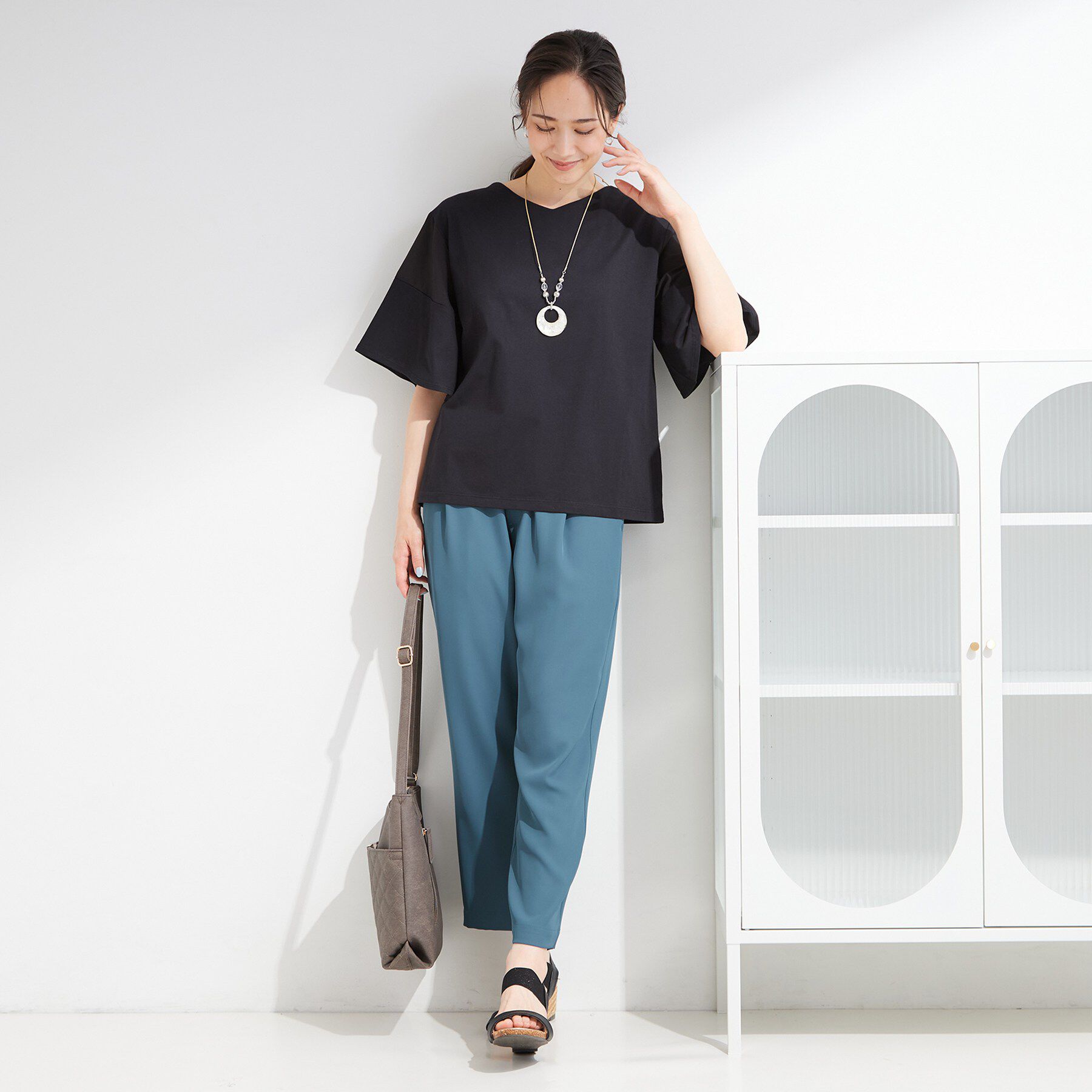 SHOO･LA･RUE「【ひんやり/S-LL/体型カバー】フレアスリーブで二の腕を自然にカバー 浅VネックTシャツ」|Tシャツ・カットソー|