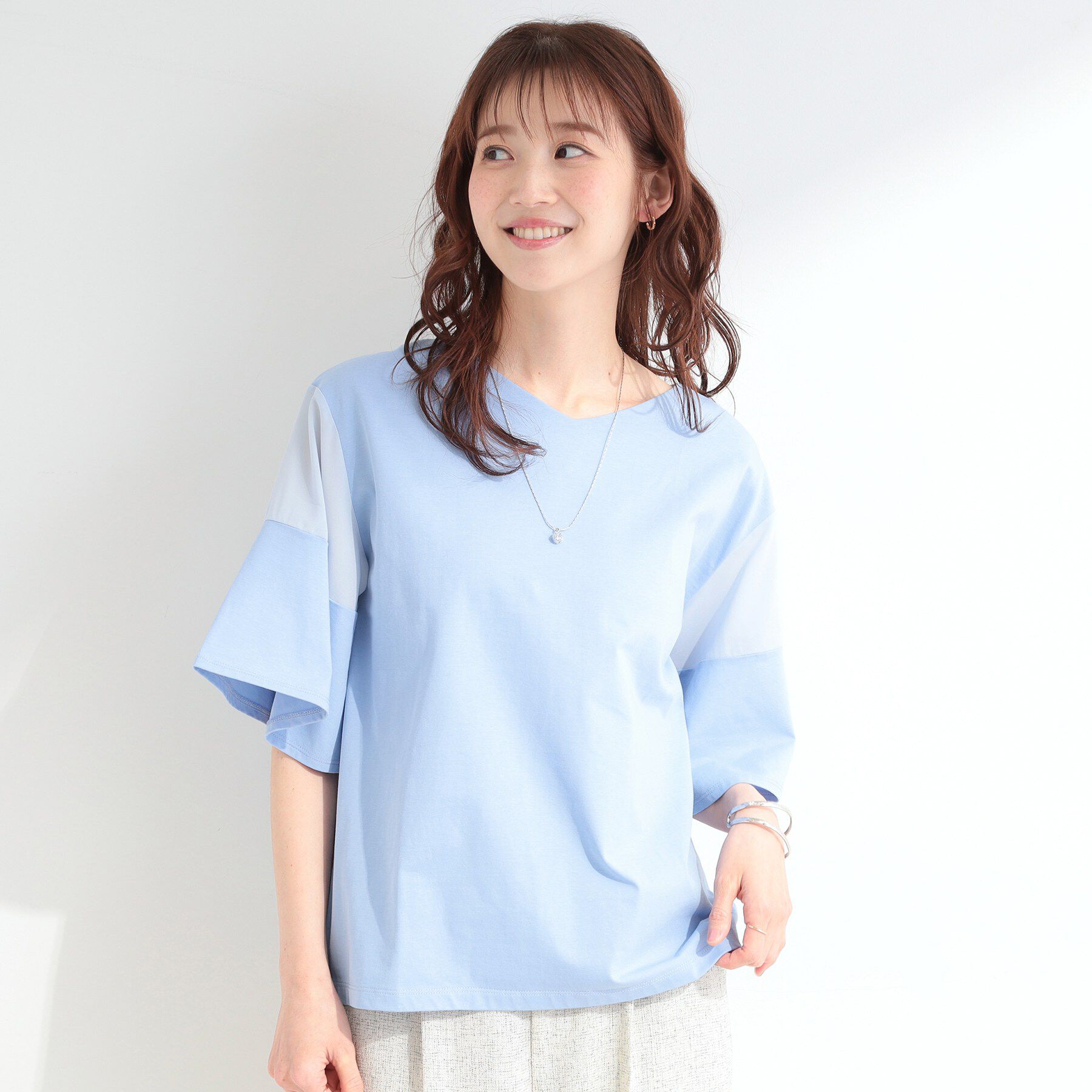 SHOO･LA･RUE「【ひんやり/S-LL/体型カバー】フレアスリーブで二の腕を自然にカバー 浅VネックTシャツ」|Tシャツ・カットソー|